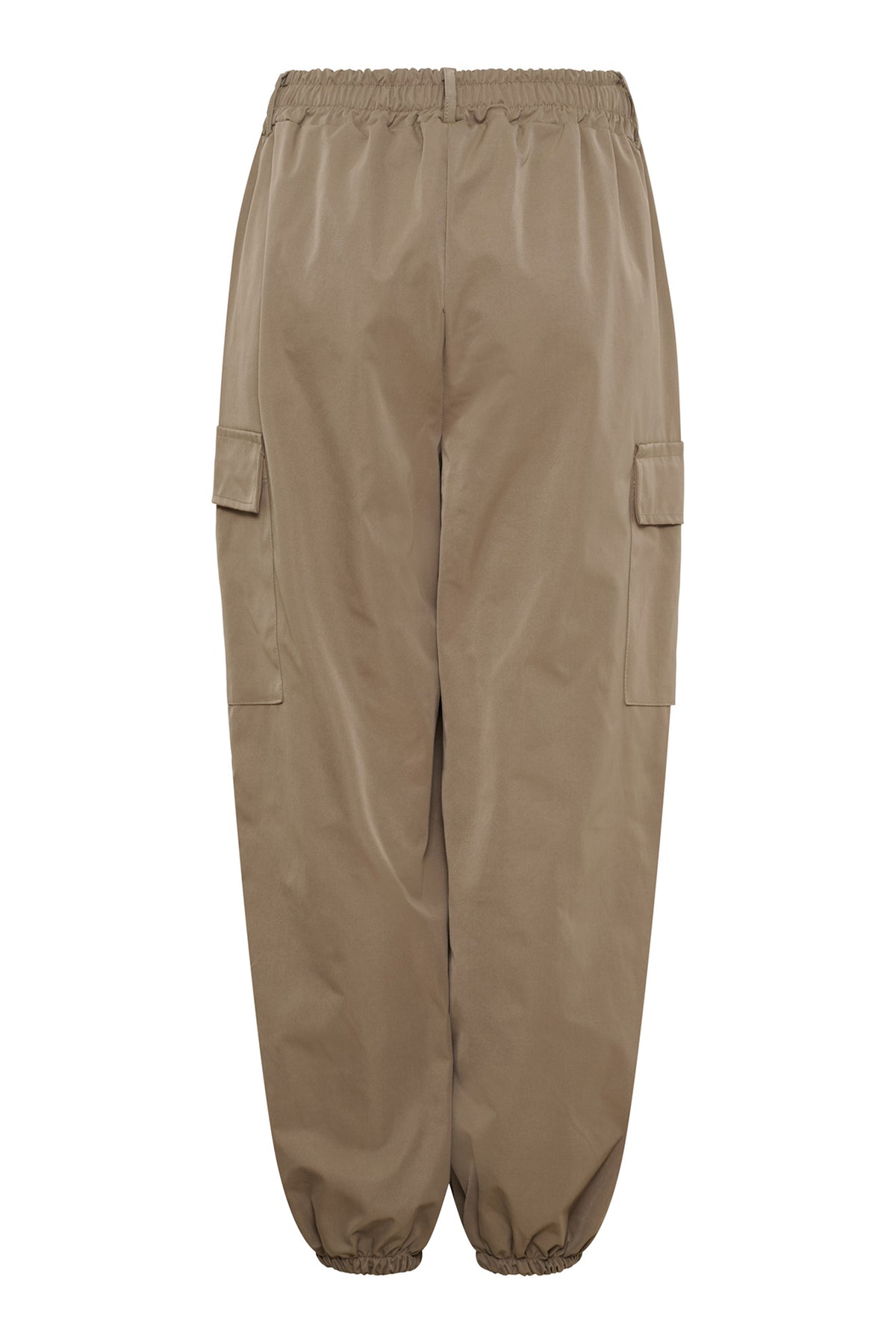 Beige cargobukser med elastisk talje og sidelommer, løstsiddende pasform og snøre ved anklerne.