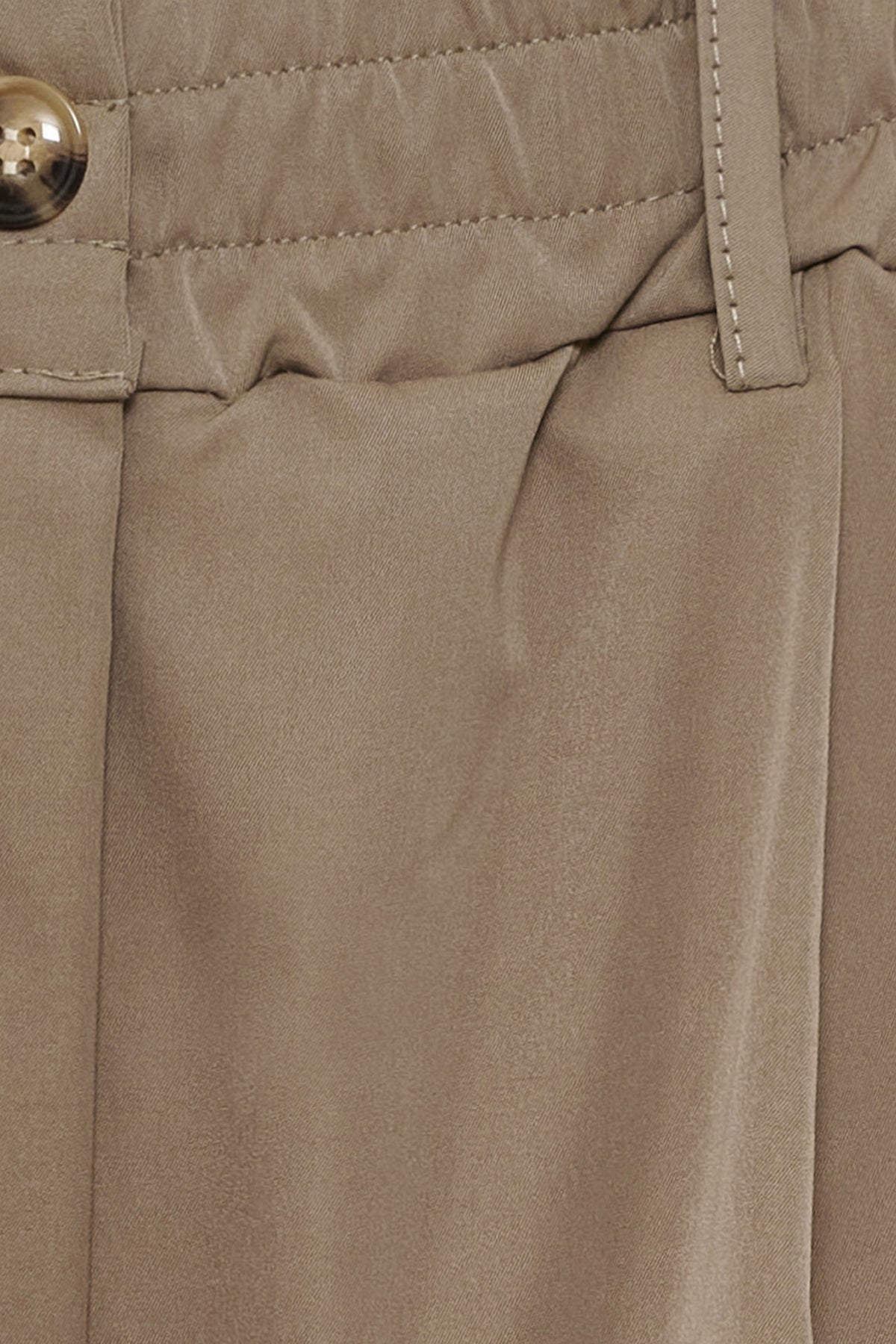 Beige cargobukser med elastisk linning, sidelommer og metalknapdetalje.