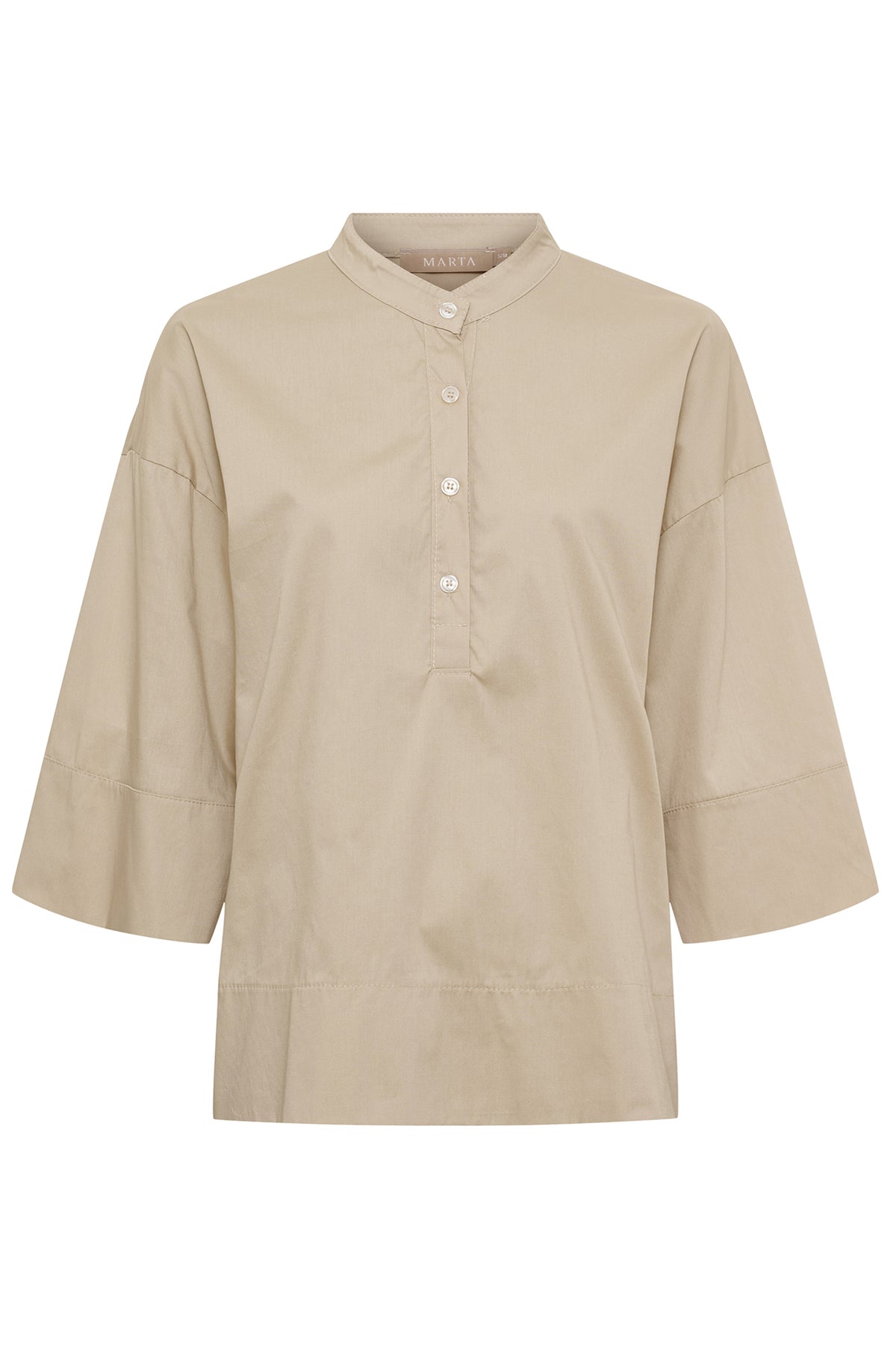 Beige skjortebluse med stolpelukning og 3/4 ærmer i let bomuld.