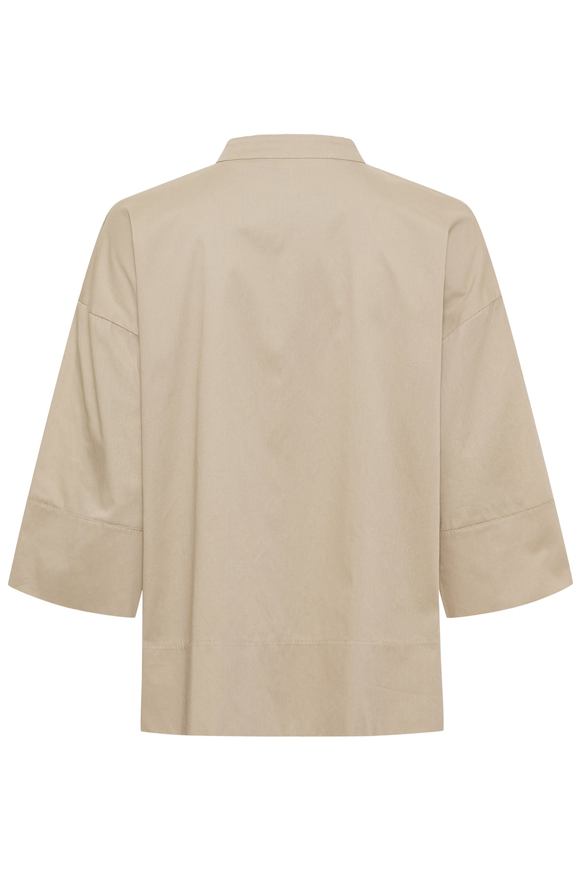 Beige skjortebluse med stolpelukning og 3/4 ærmer i løst fit.