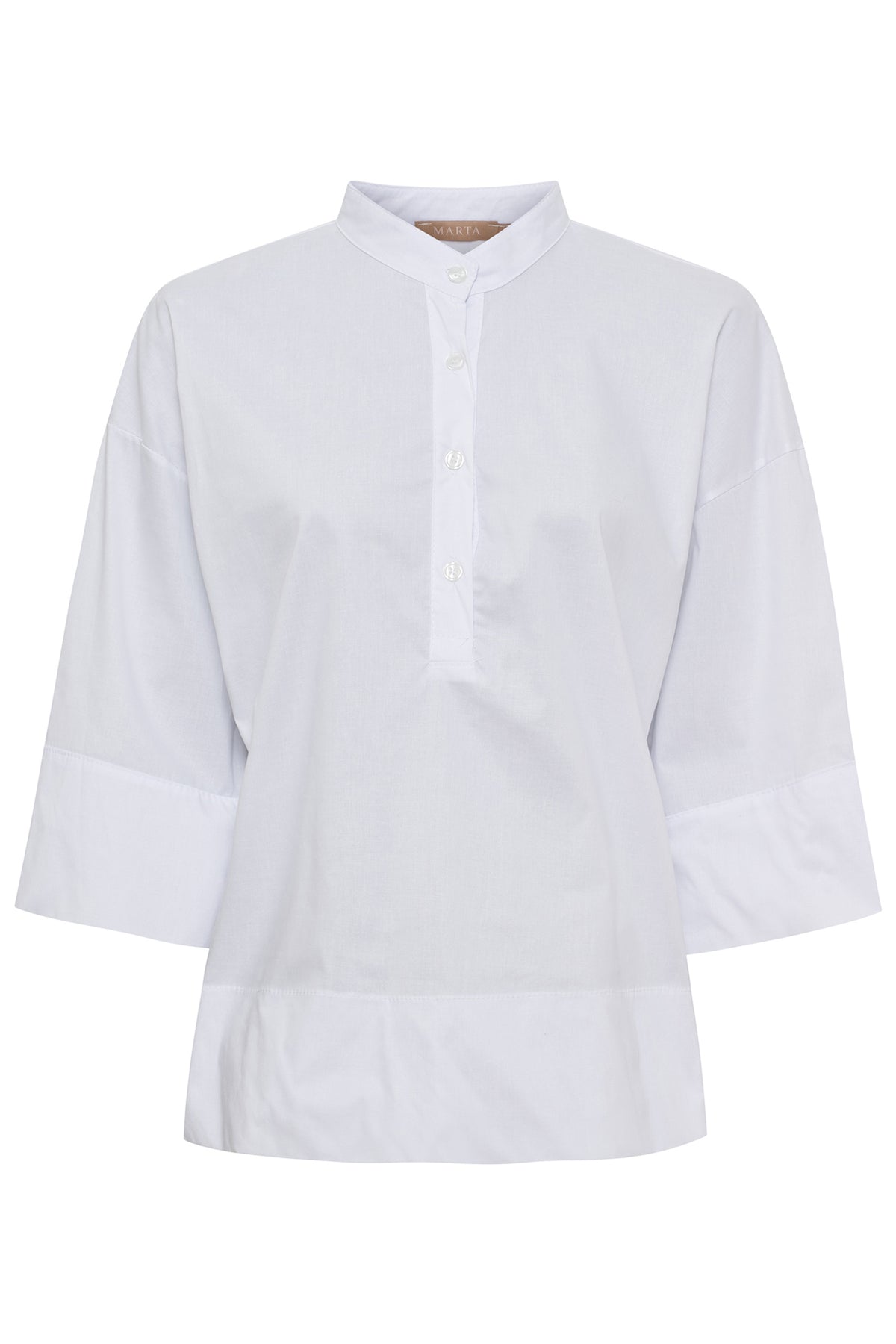 Hvid skjortebluse med stolpelukning, ståkrave og 3/4 ærmer med brede manchetter.