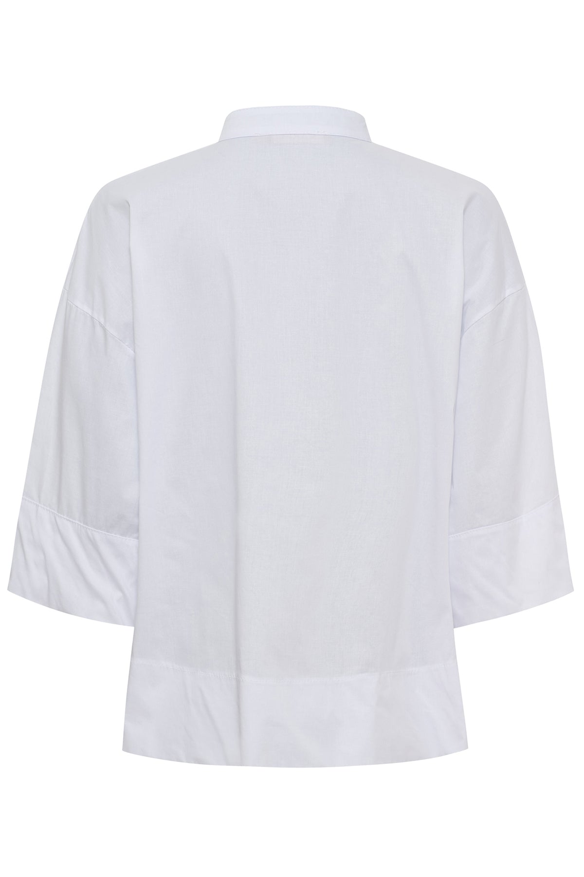 Hvid skjortebluse med stolpelukning, løstsiddende pasform og 3/4 ærmer med brede manchetter.
