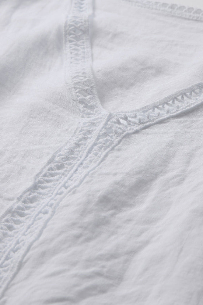Hørbluse med V-hals og hæklede detaljer