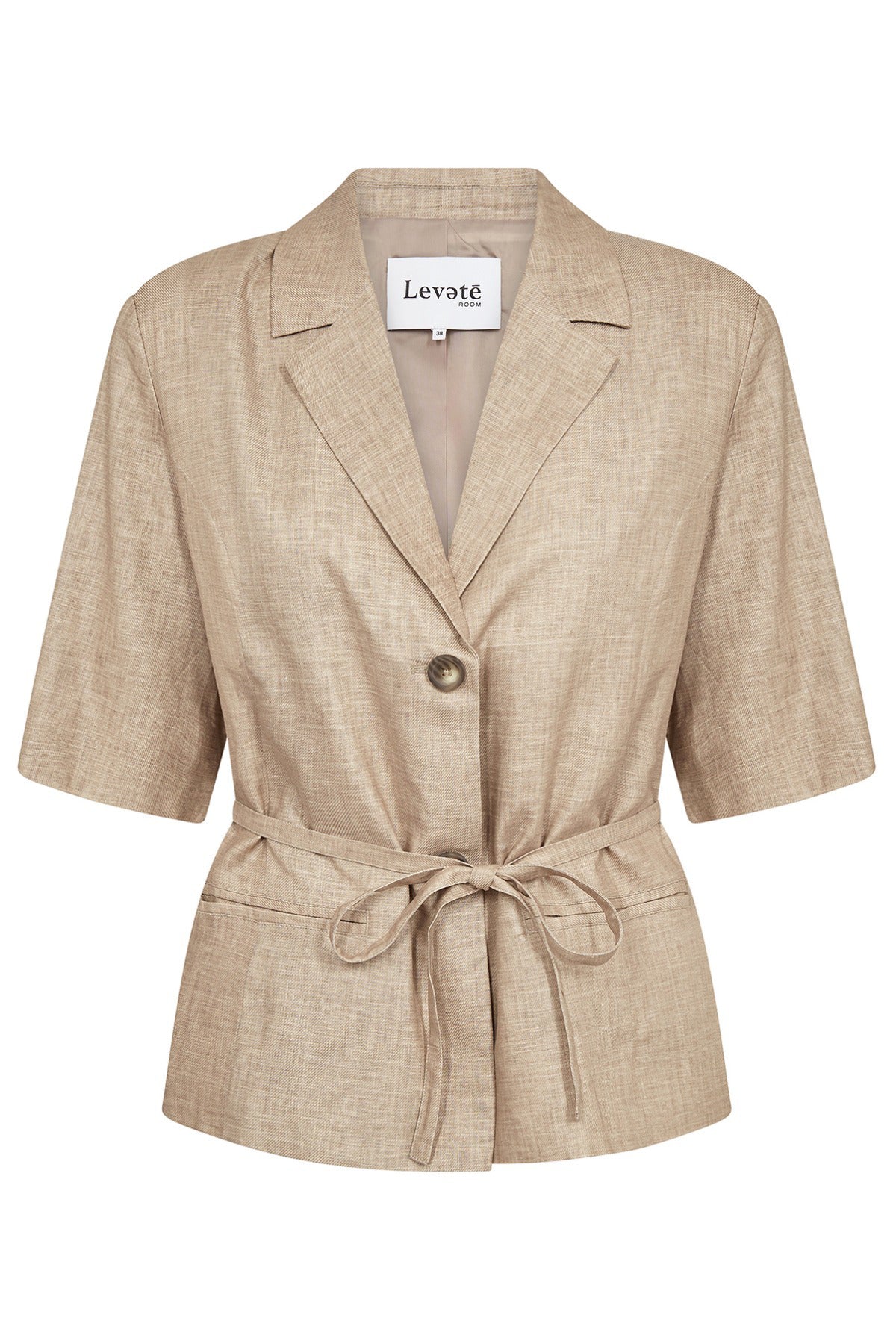 Kortærmet beige blazer i hør med trekvartærmer og bindebånd i taljen.