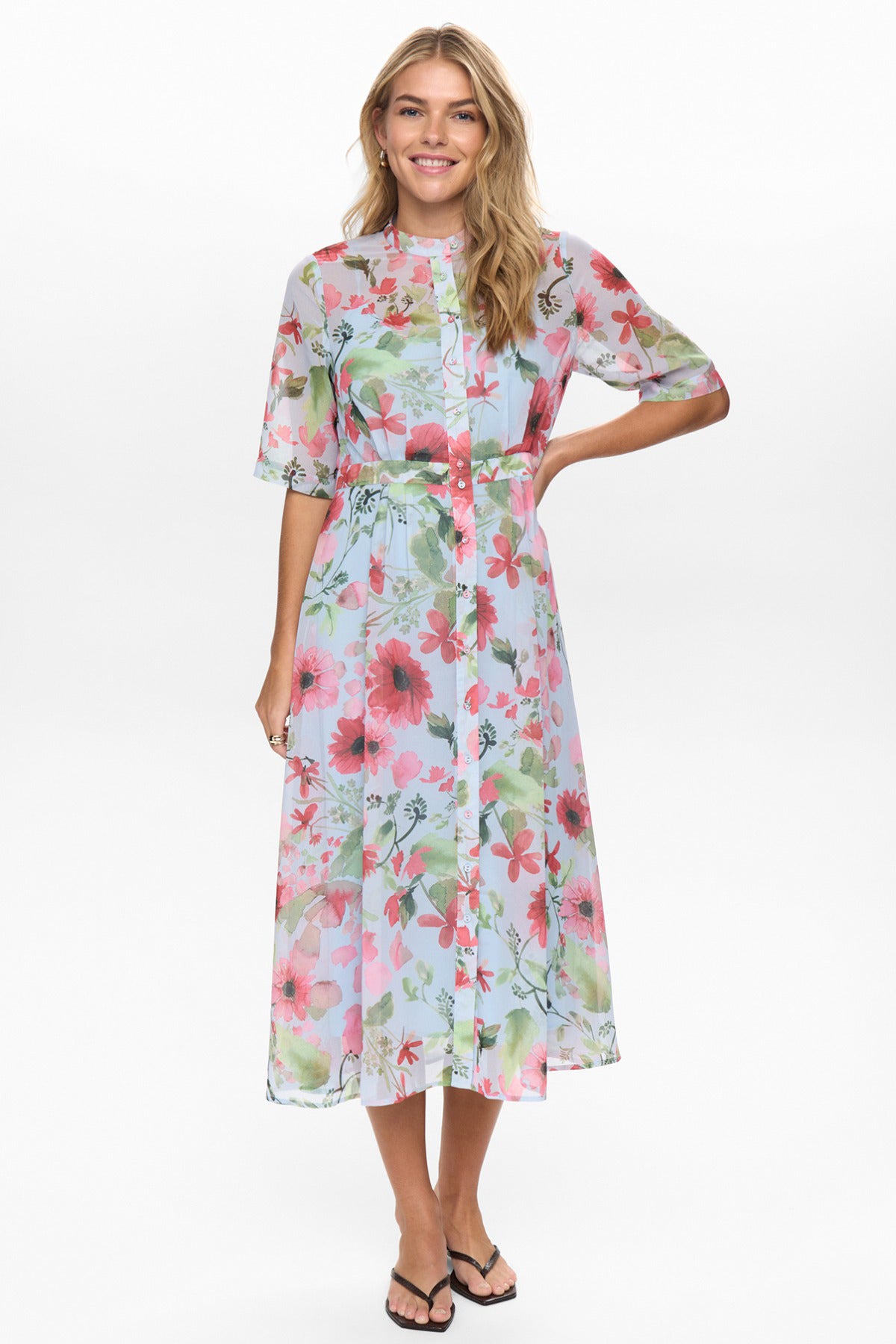 Kortærmet midi kjole med blomsterprint i lyse blå og pink nuancer.