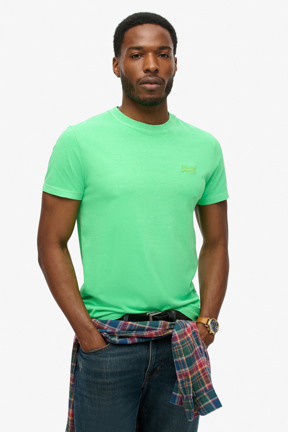 Neon limegrøn t-shirt med rund hals og broderet logo i samme farve.