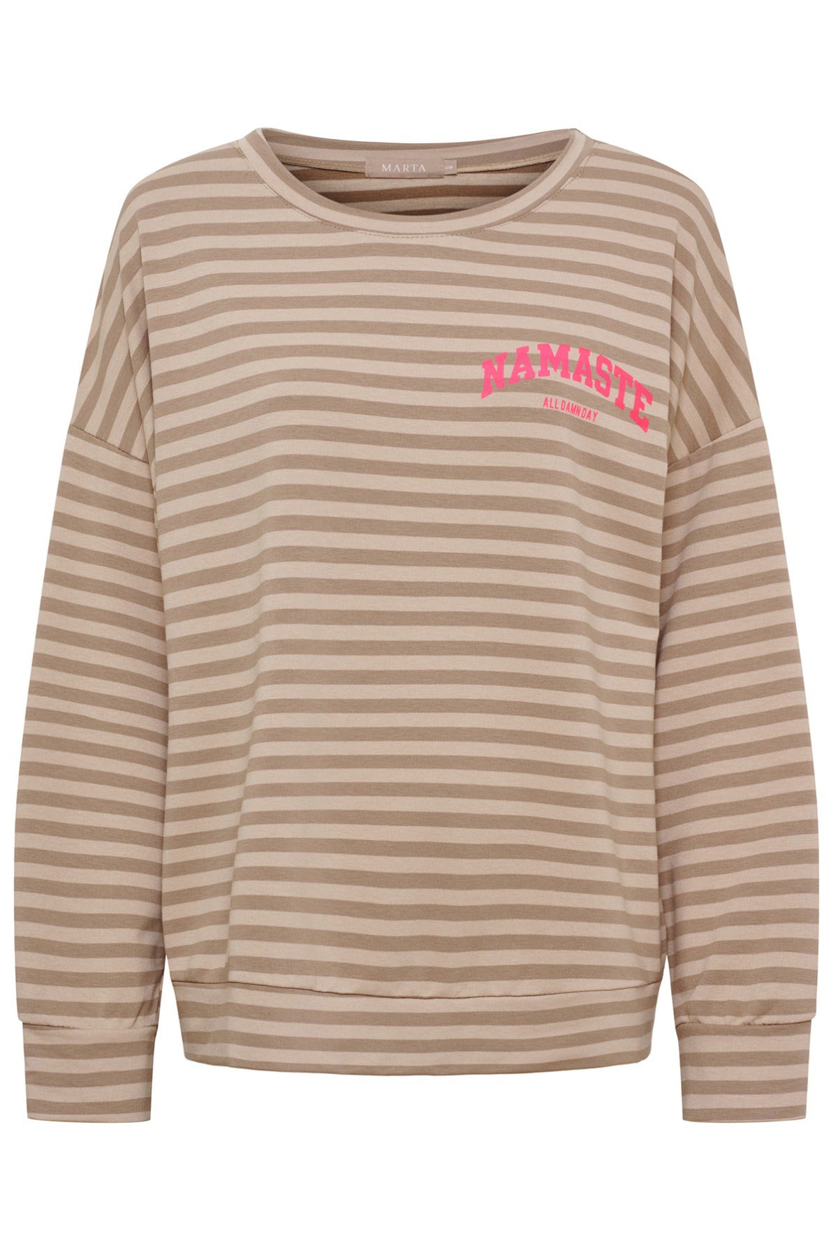 Beige langærmet bluse med hvide striber og pink kontrasttryk "Namaste" på brystet.