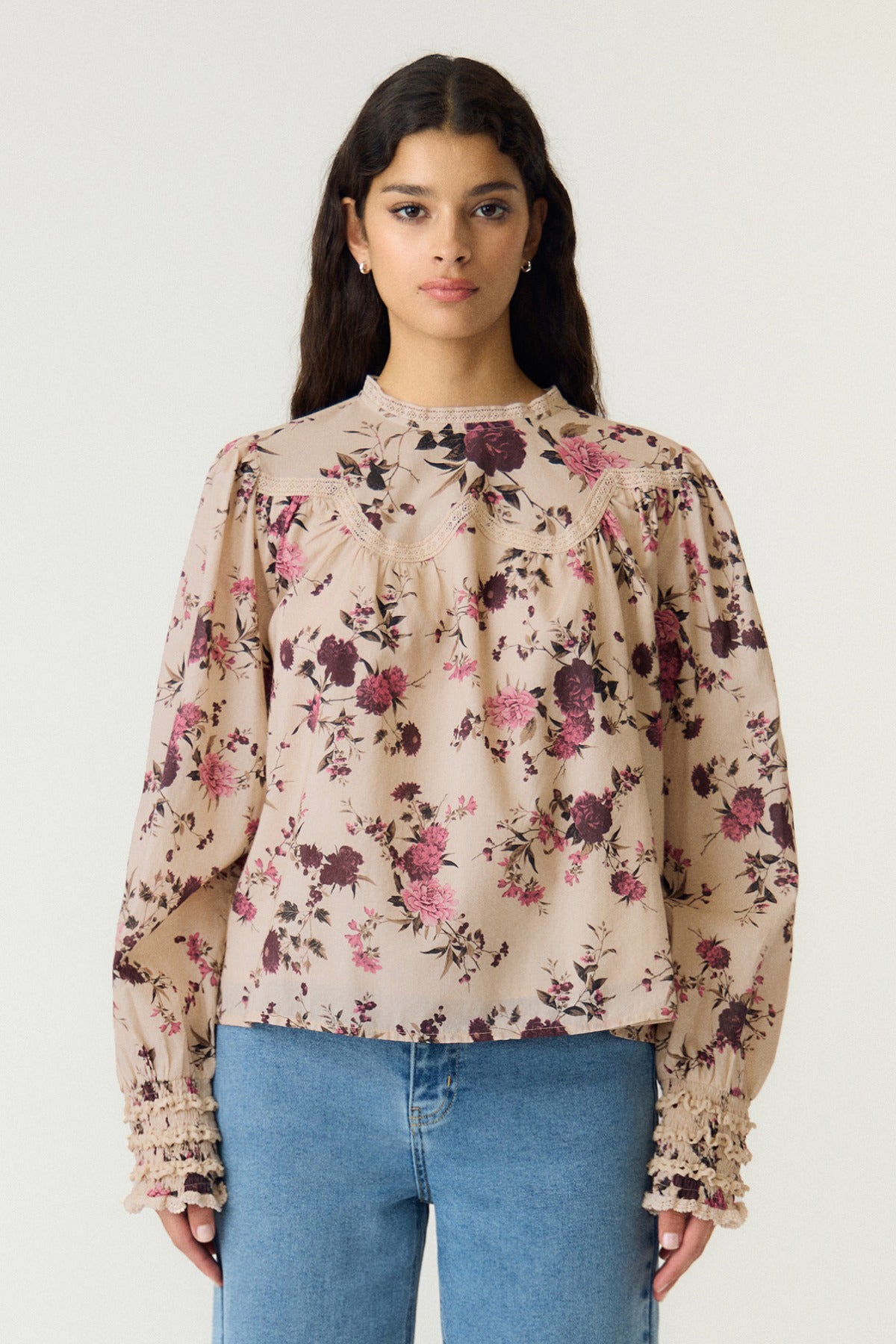 YASSILLE - Blomstret bluse med fine ærmer