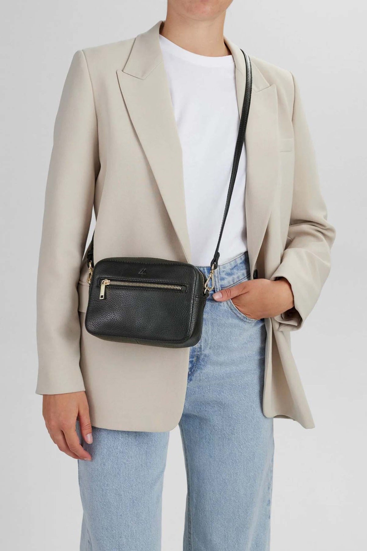 EleaMBG - Sort crossbody-taske i læder med gulddetaljer