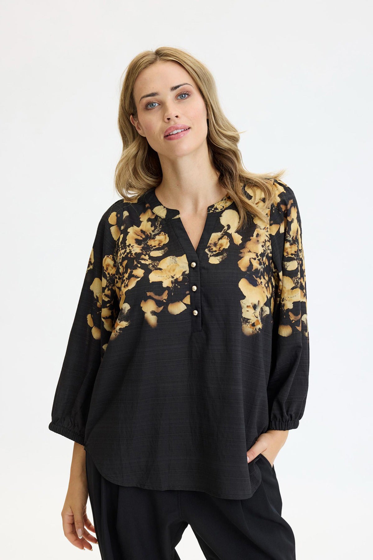 Chelsea - Bluse med blomstermønster og dekorative knapper
