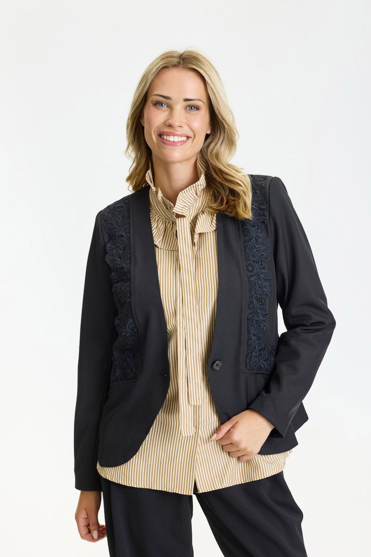 Loren - Blazer med blondedetaljer