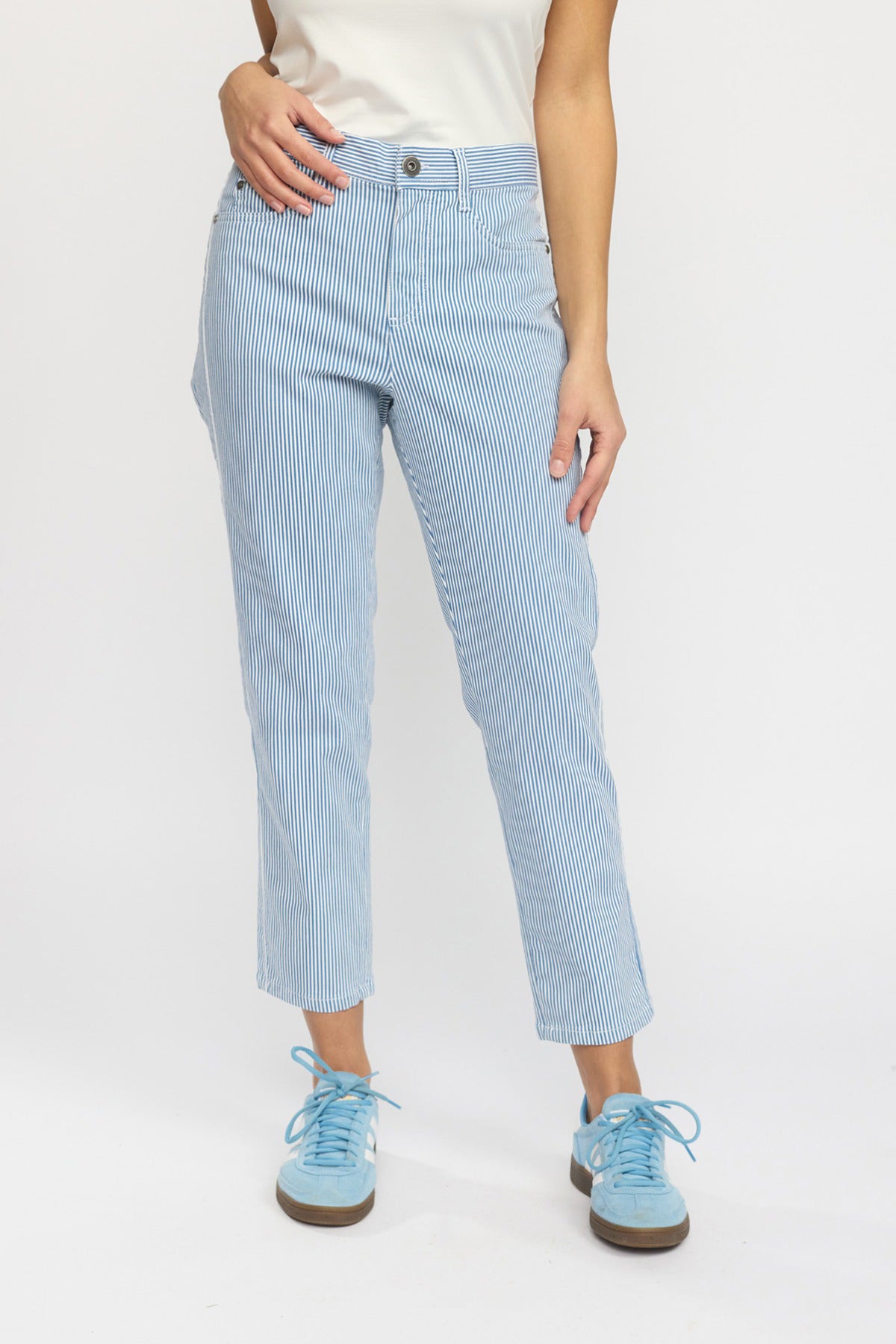 Blå high-waist jeans med lige ben og knappelukning, styling med hvide sneakers.