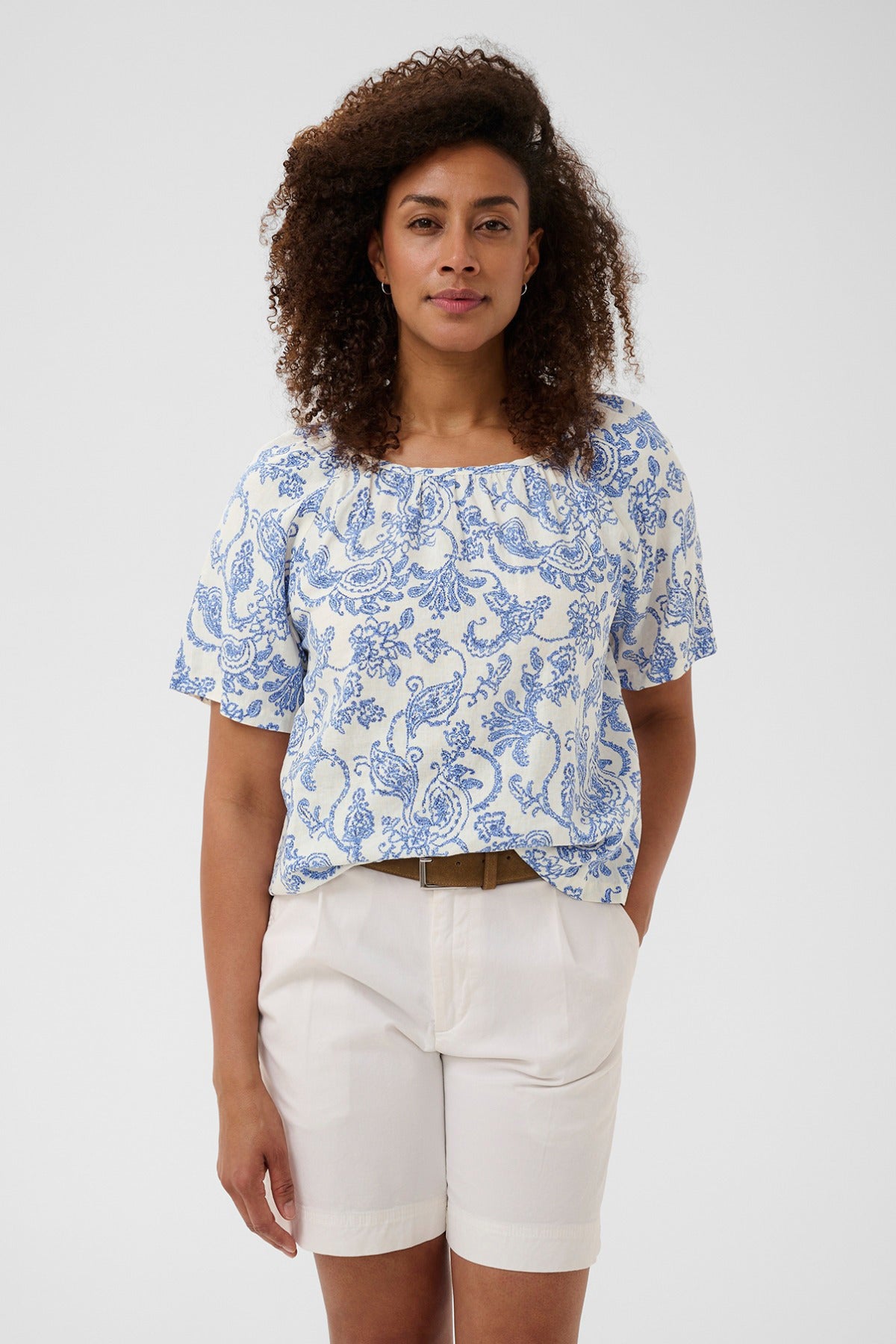 Kortærmet bluse i hør viskose med blå paisleyprint og rund hals.