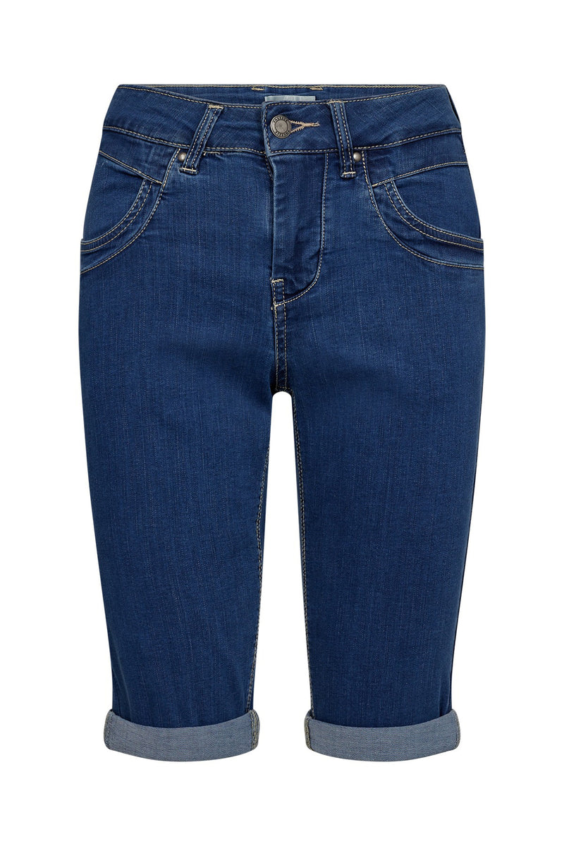 Knælange denimshorts i blå stone med opsmøgte ben og klassiske lommer foran.
