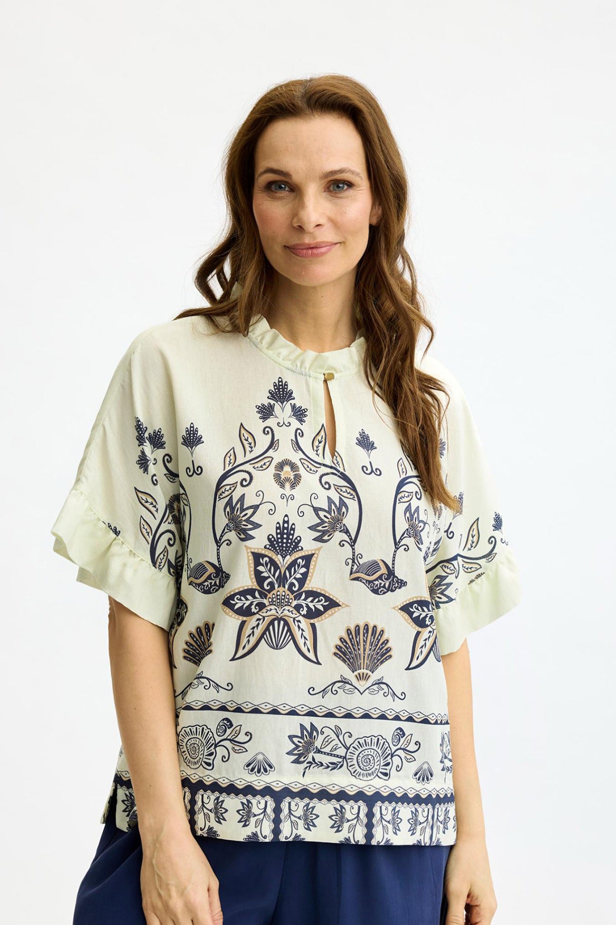 Violet - Bluse med flæsedetaljer