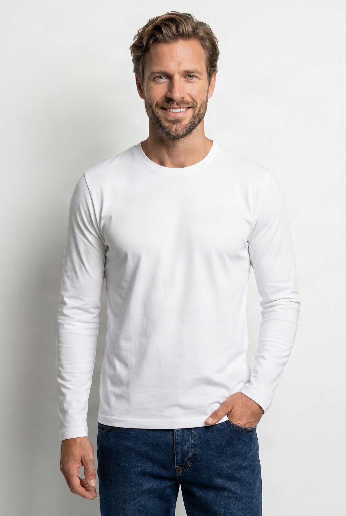 Hvid langærmet t-shirt i bomuld med rund hals på mand model.
