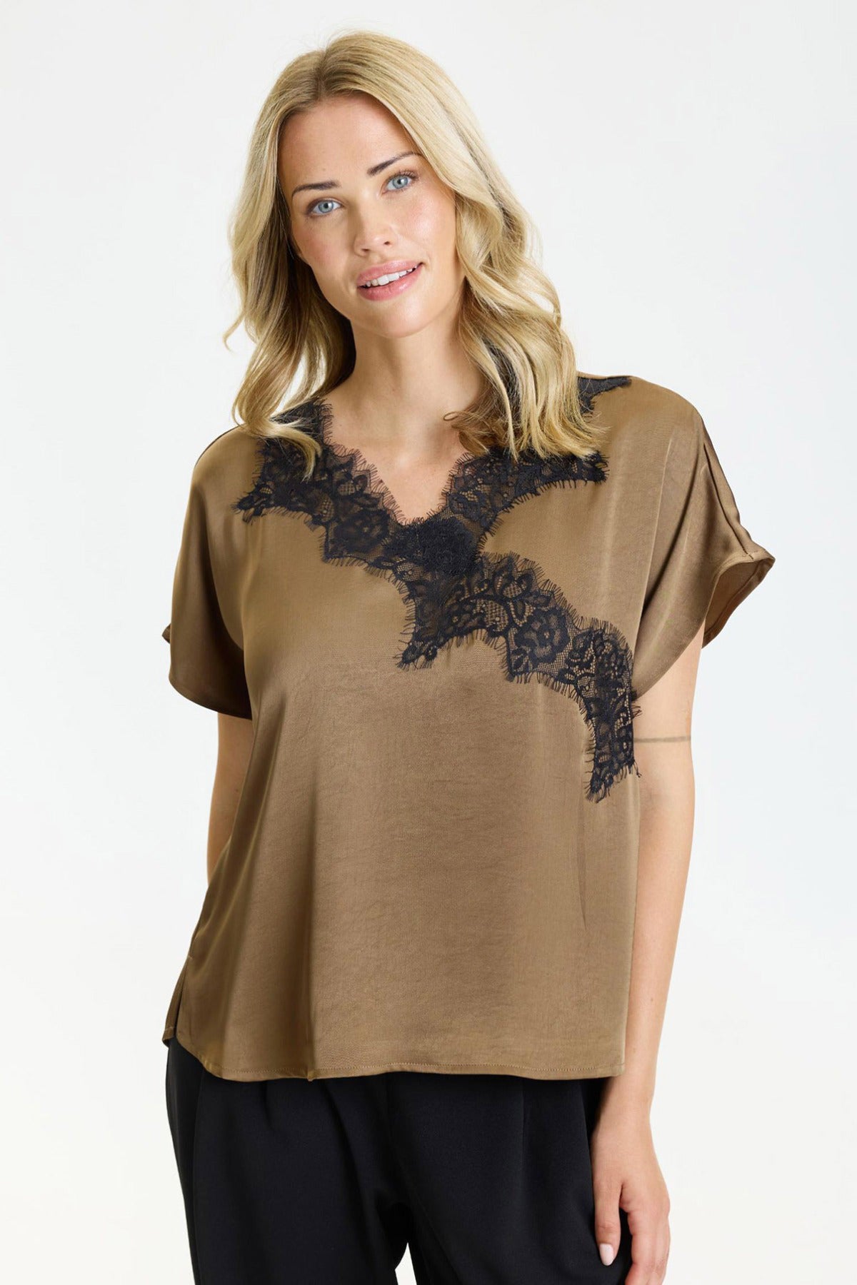 Faye - Kortærmet bluse med blondedetajle
