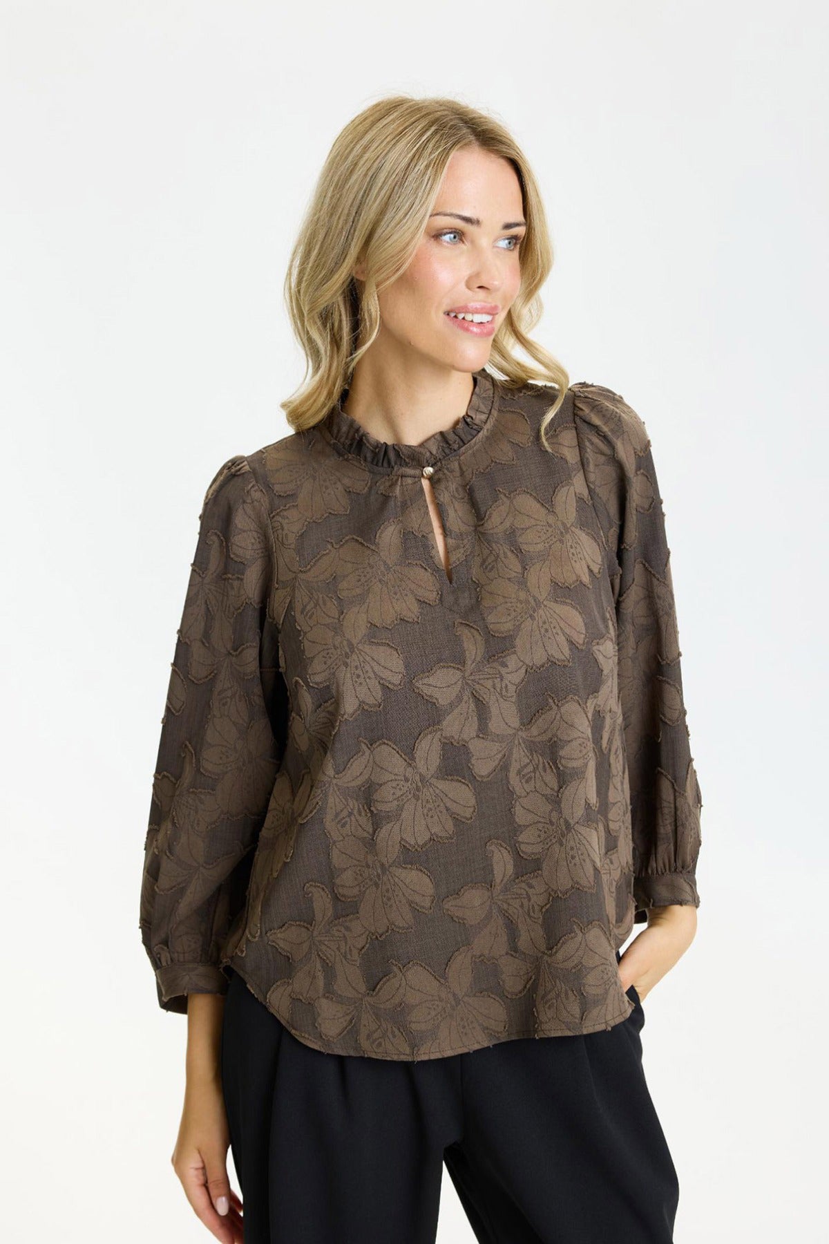 Ginger - Blomstret bluse med flæsekrave