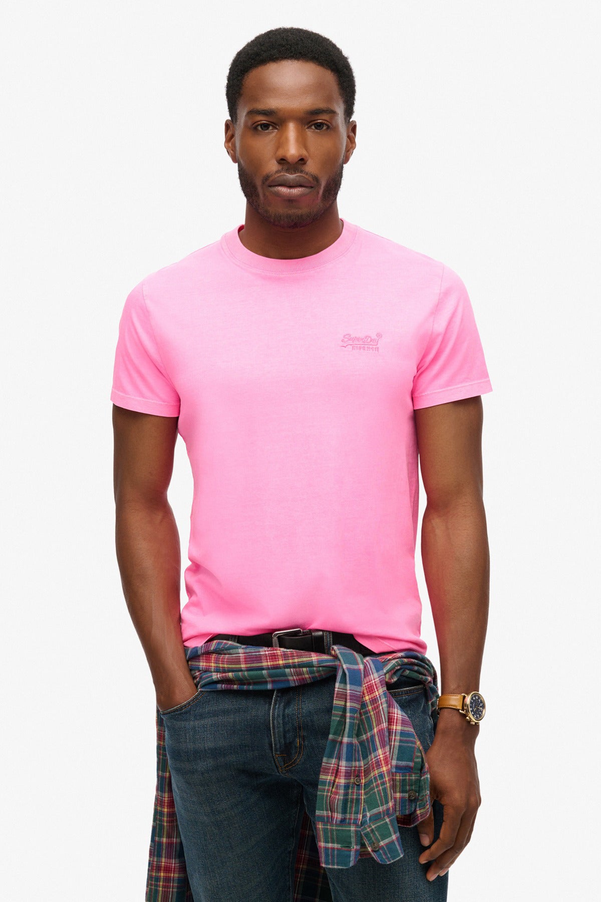 Rosa neon T-shirt med lille broderet logo, rund hals og kortærmet design.