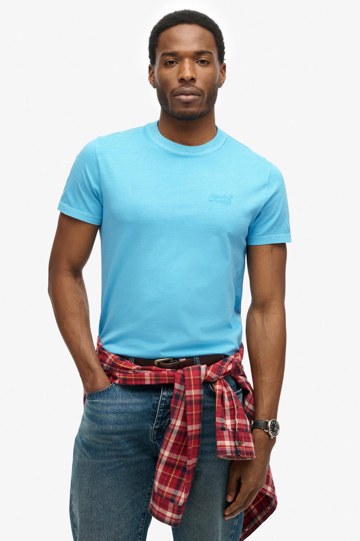 Lyseblå t-shirt med rund hals og diskret logo i samme farve foran.