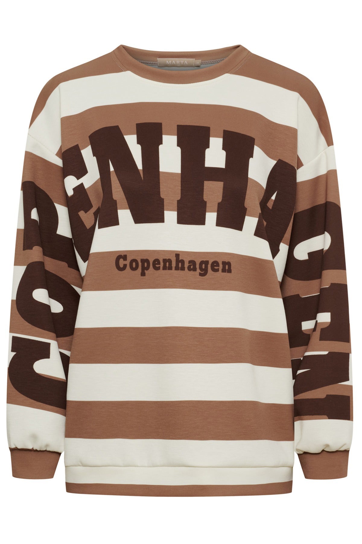 Stribet sweatshirt i brun og beige med brun tekst og print foran og på ærmerne.