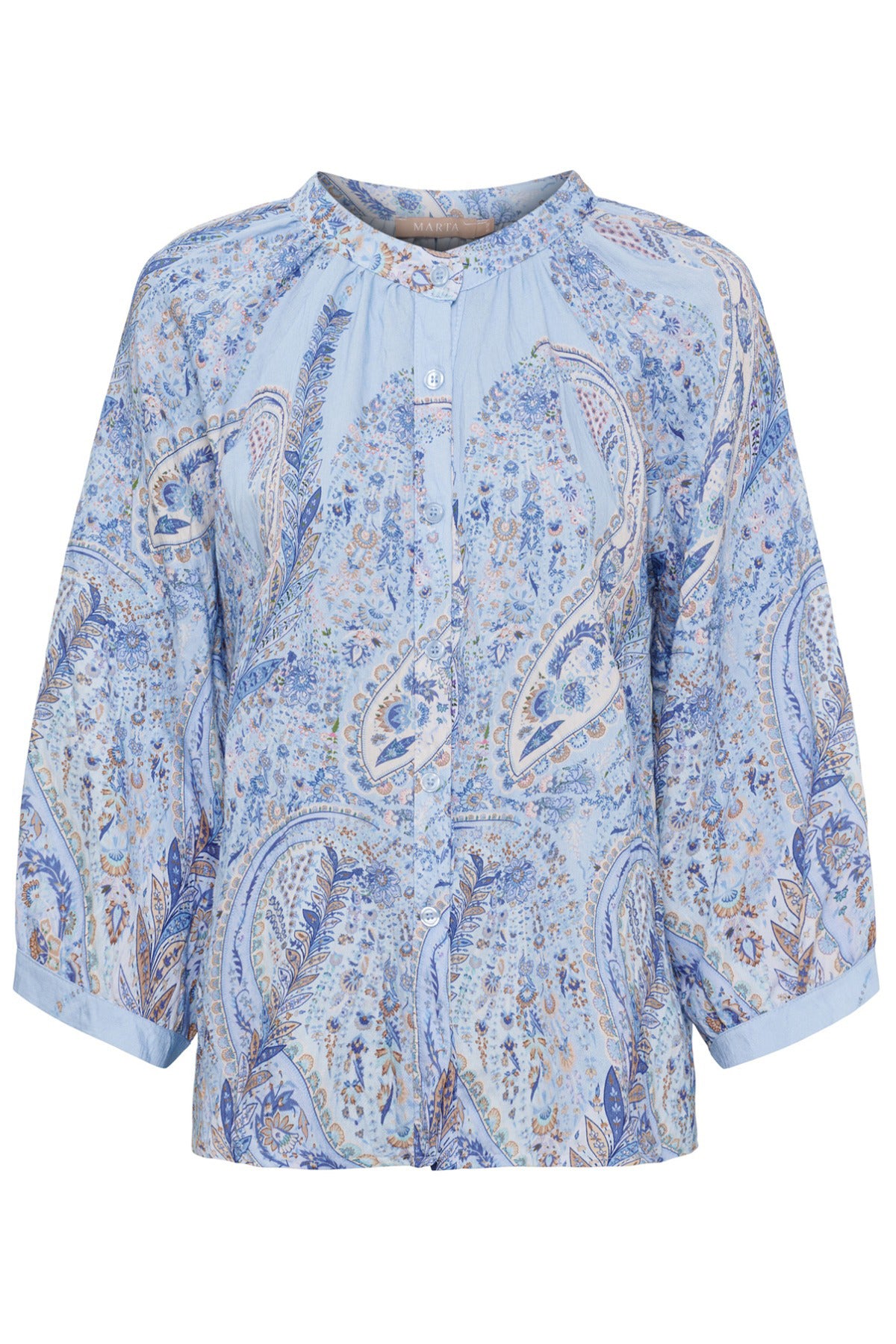 Lyseblå skjortebluse med paisley-mønster og trekvartærmer i let stof.