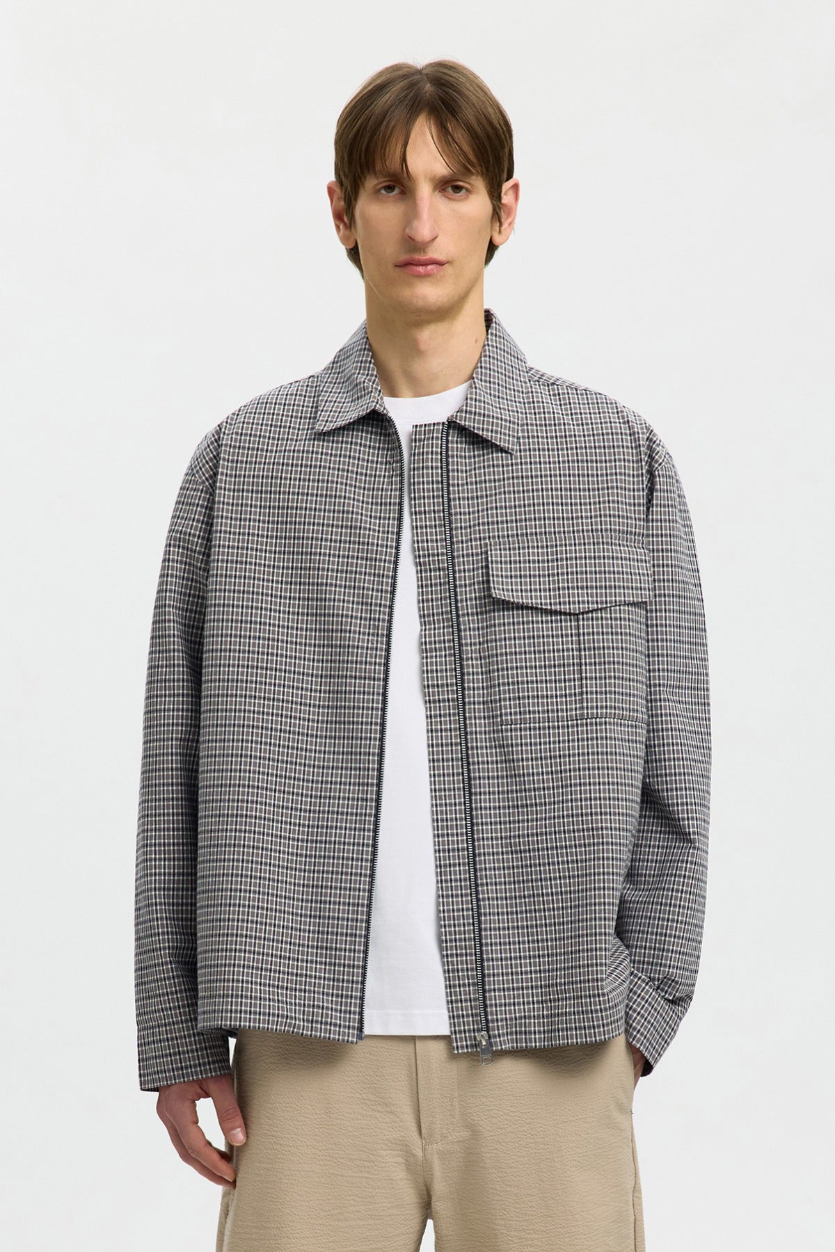 Grå overshirt i ternet mønster med brystlomme og skjortekrave i blød, let vævet kvalitet.