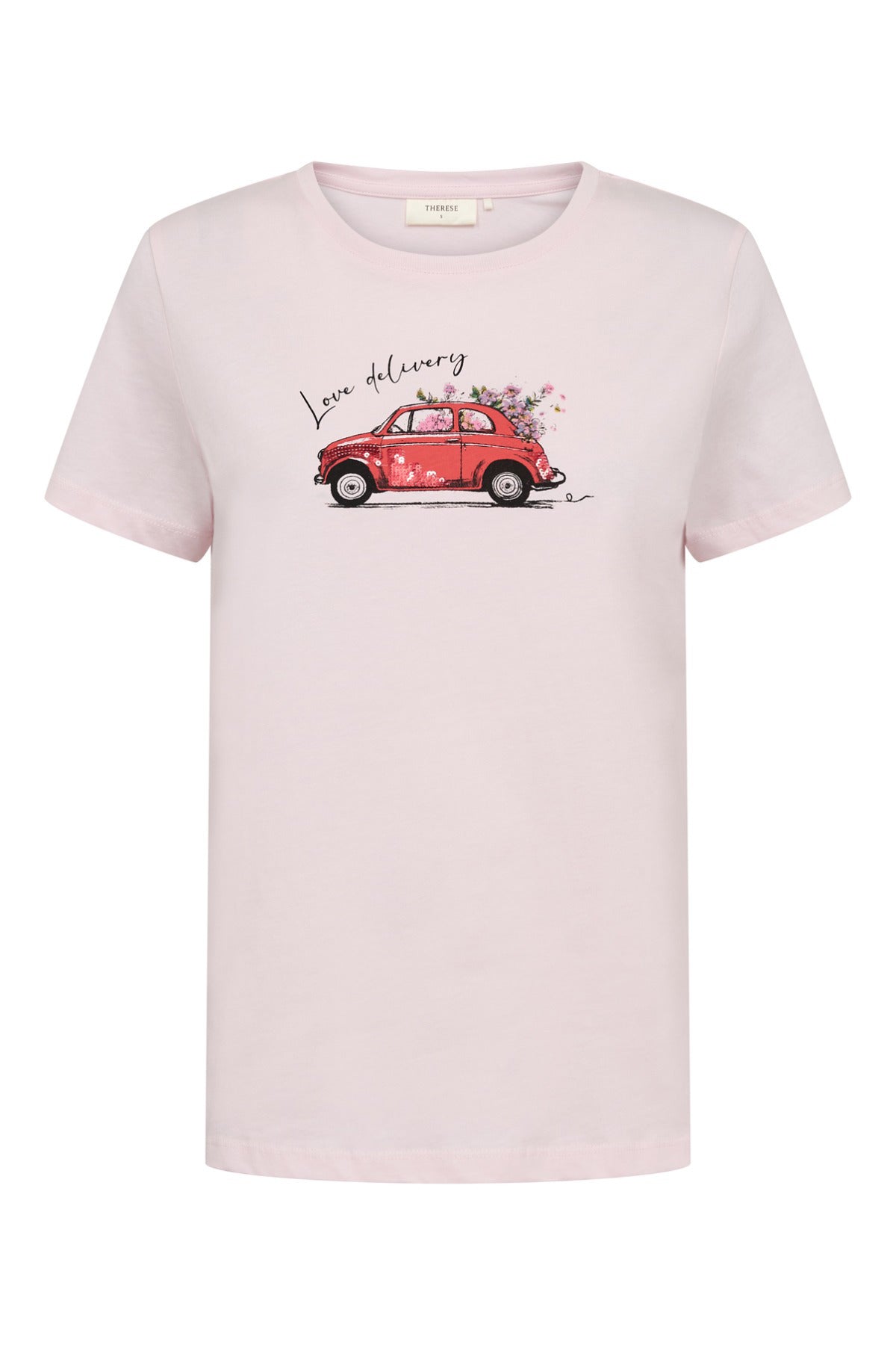 Lyserød bomulds t-shirt med rød vintagebil og blomsterprint samt tekstprint foran.