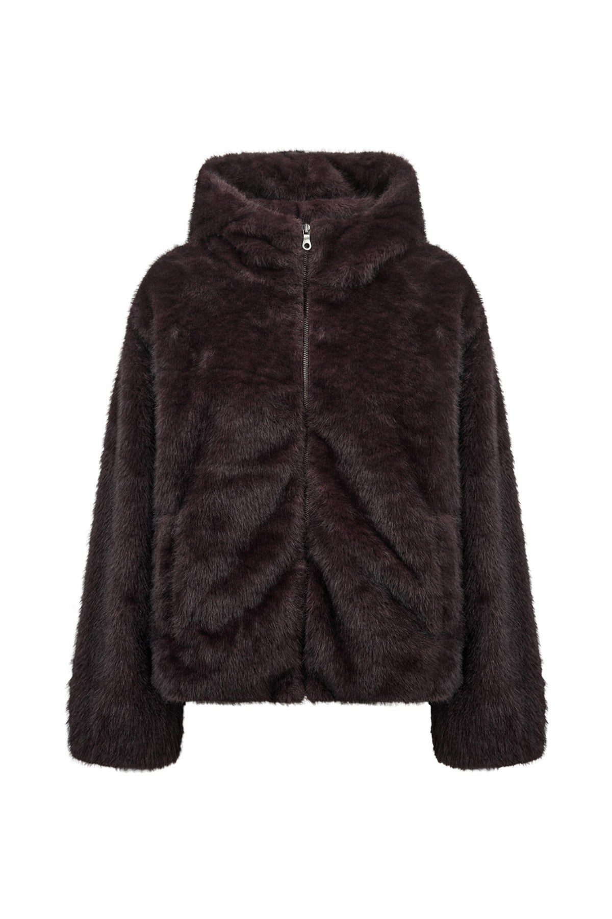 Sort, blød fake fur jakke med hætte og lynlås foran, rummelige lommer og løstsiddende pasform.