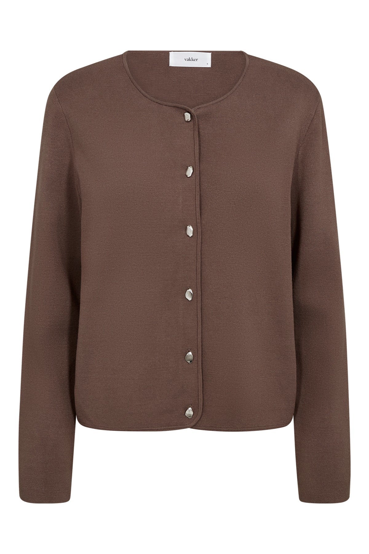 Brun cardigan i strik med rund hals og sølvknapper foran.