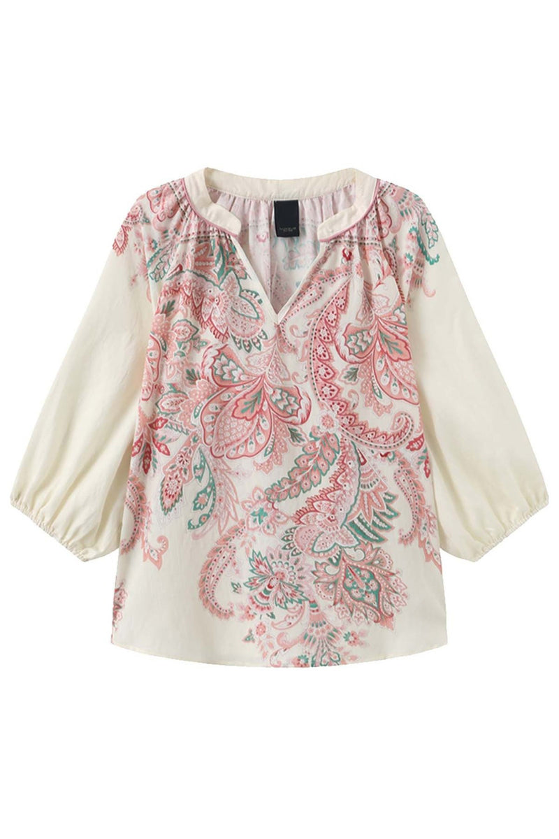 Let bluse i offwhite med 3/4 pufærmer og pink mønster foran med knappedetalje ved halsen.