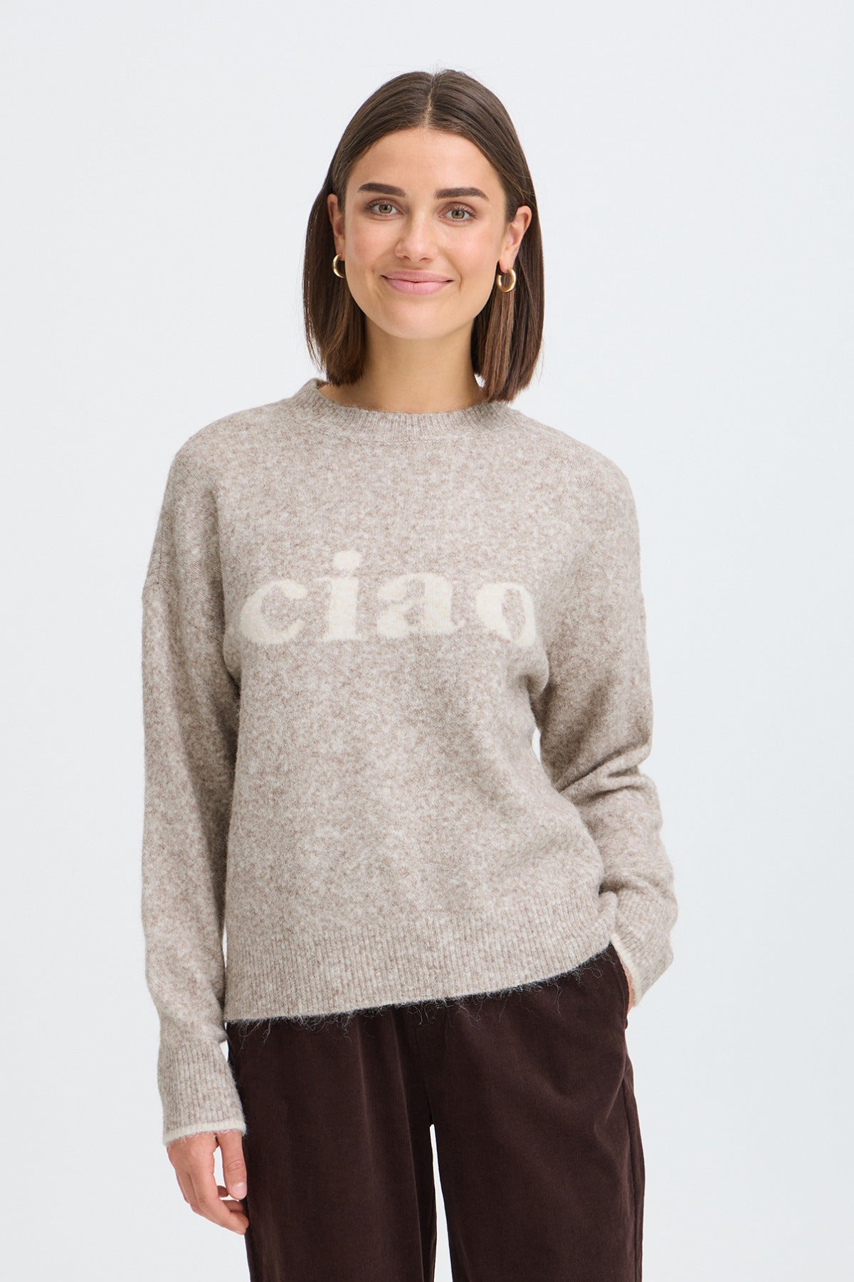 Beige langærmet strik med rund hals og tekstprint "ciao" i blød uldkvalitet.