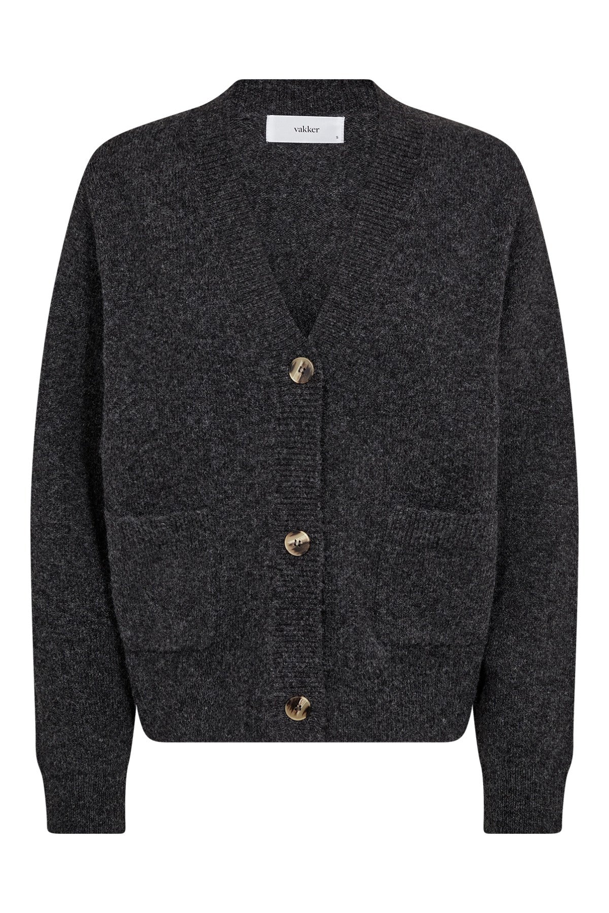 Mørkegrå strik cardigan med knapper og to frontlommer i uldkvalitet.