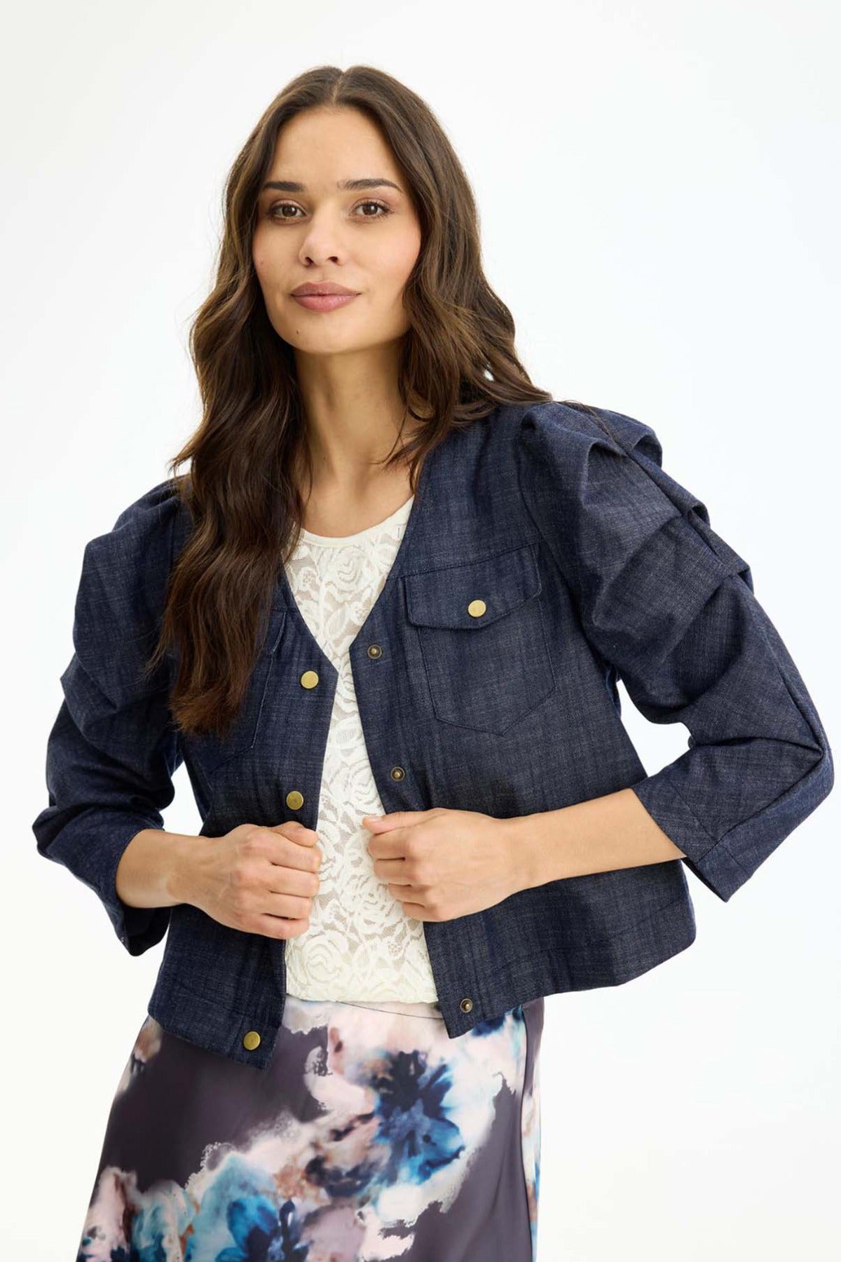 Mørkeblå let jakke med puffærmer og knapper foran i denimlook.