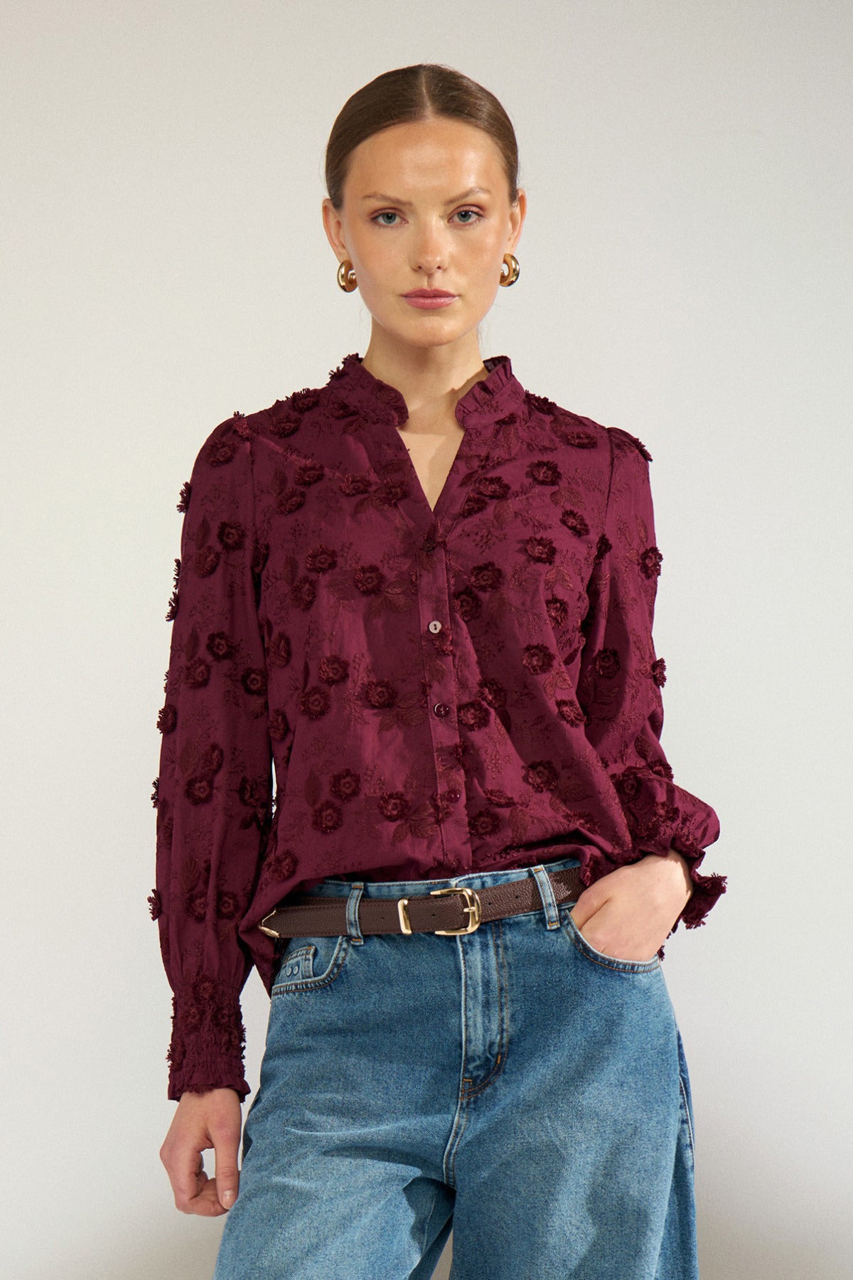 NULENEA - Langærmet bluse med blomster broderi