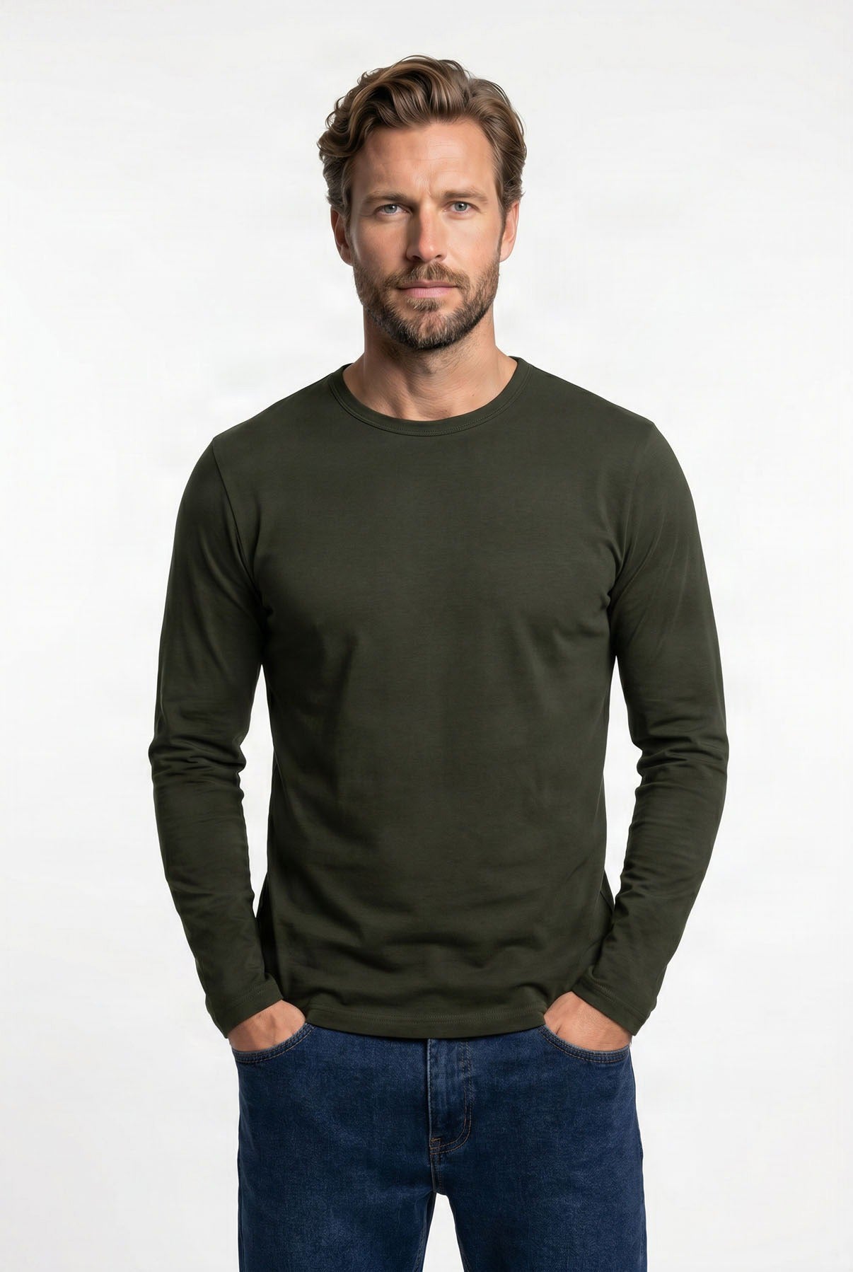 Langærmet t-shirt i mørkegrøn bomuld med rund hals på mand model.
