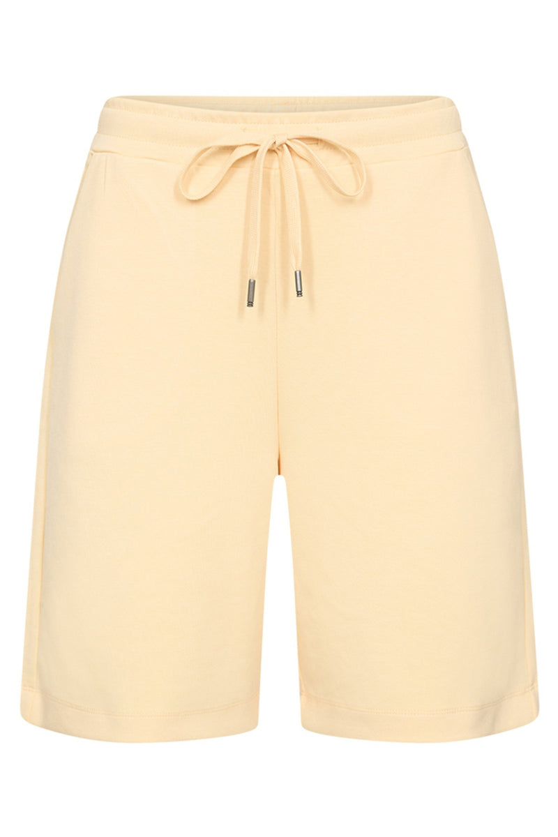 Lys beige bløde shorts med elastisk talje og justerbar snøre foran.
