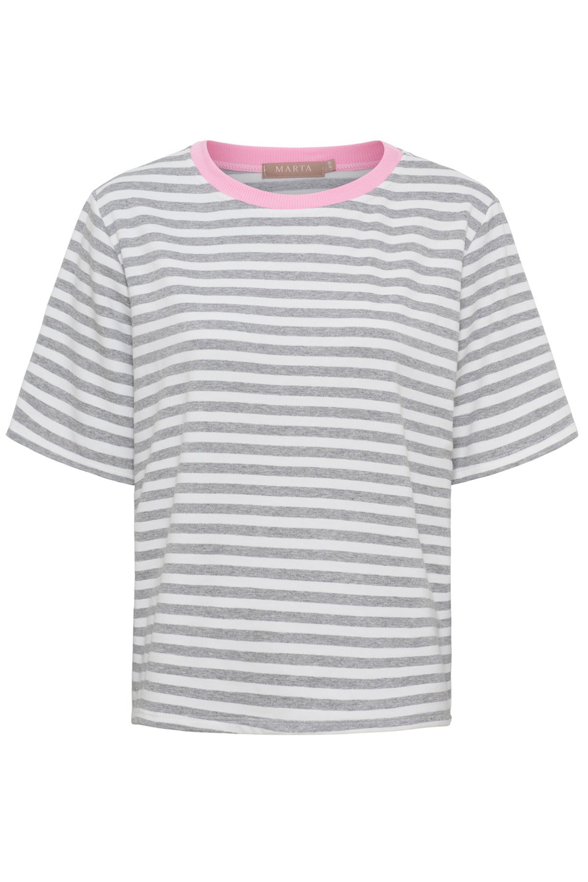 Kortærmet t-shirt med grå og hvide striber og pink kontrastkant ved halsen.