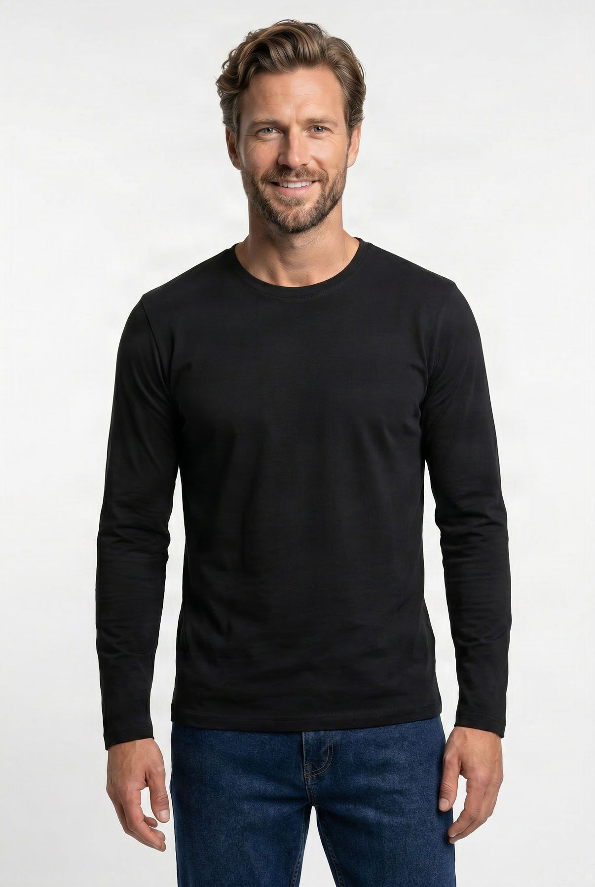 Sort langærmet bomulds t-shirt med rund hals på mand model.