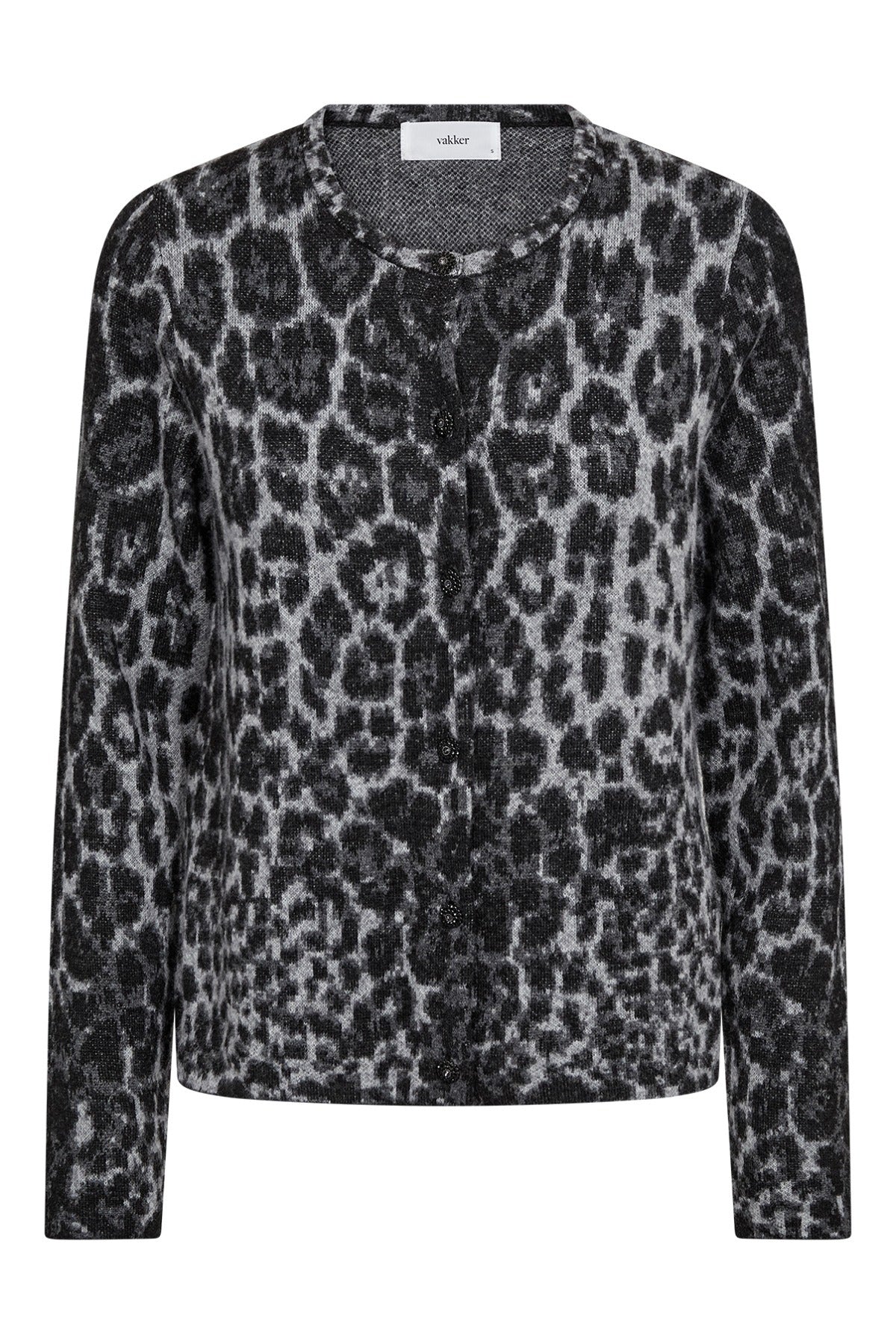 Sort og grå leopardmønstret cardigan med knapper og rund hals i blødt strik.
