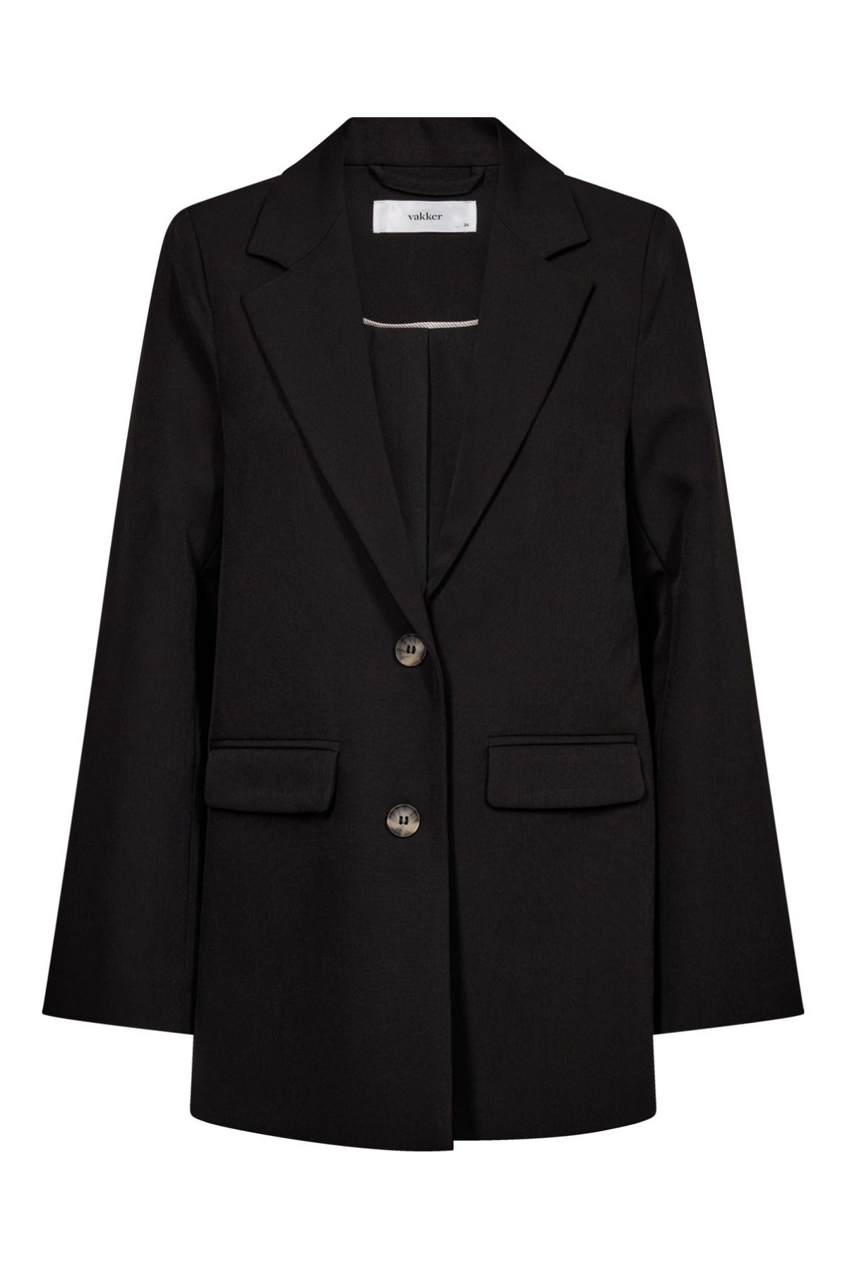 Sort klassisk blazer med revers, to knapper foran og lommer med klap.