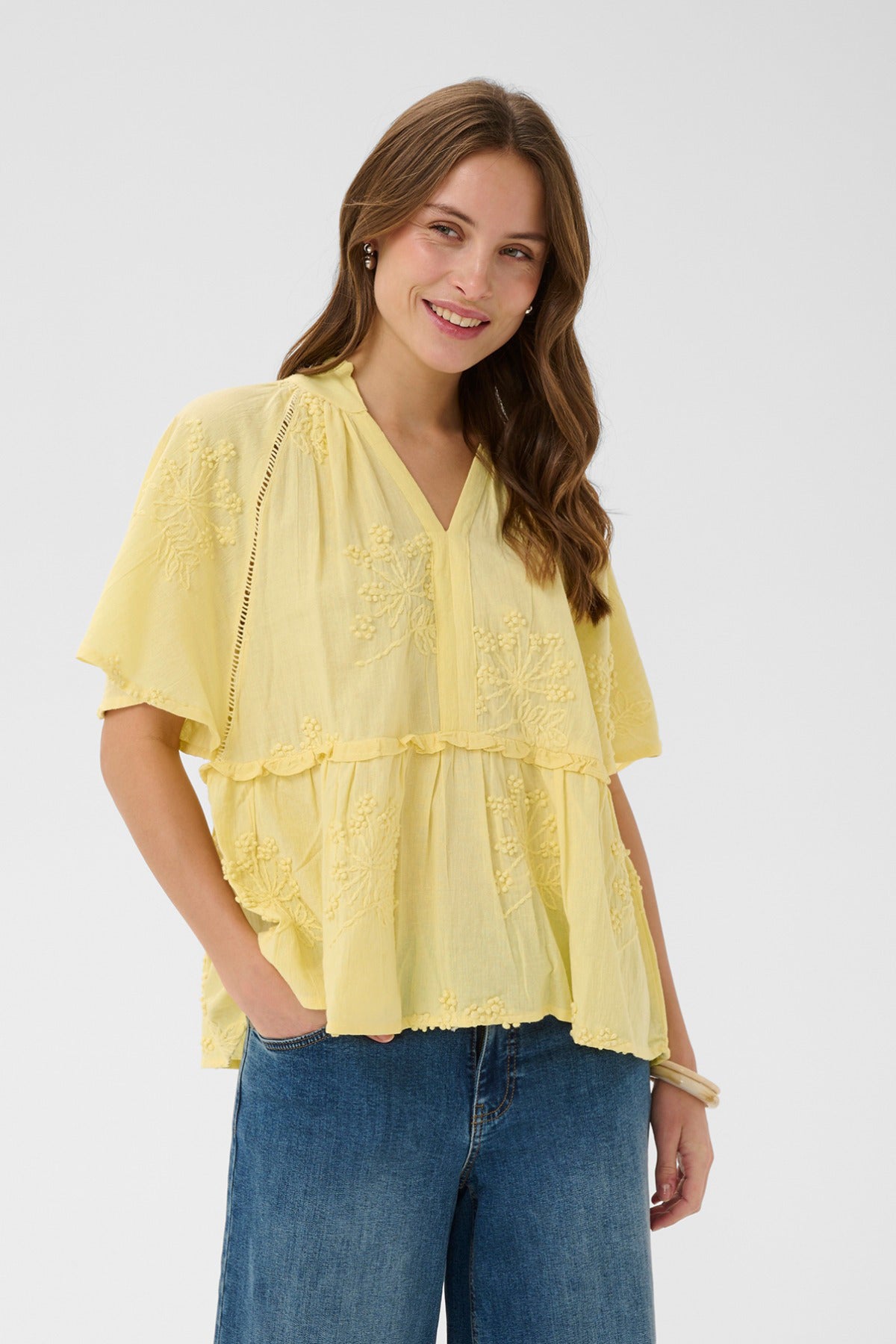 Kortærmet lemon meringue bluse med let broderi og løstsiddende pasform.