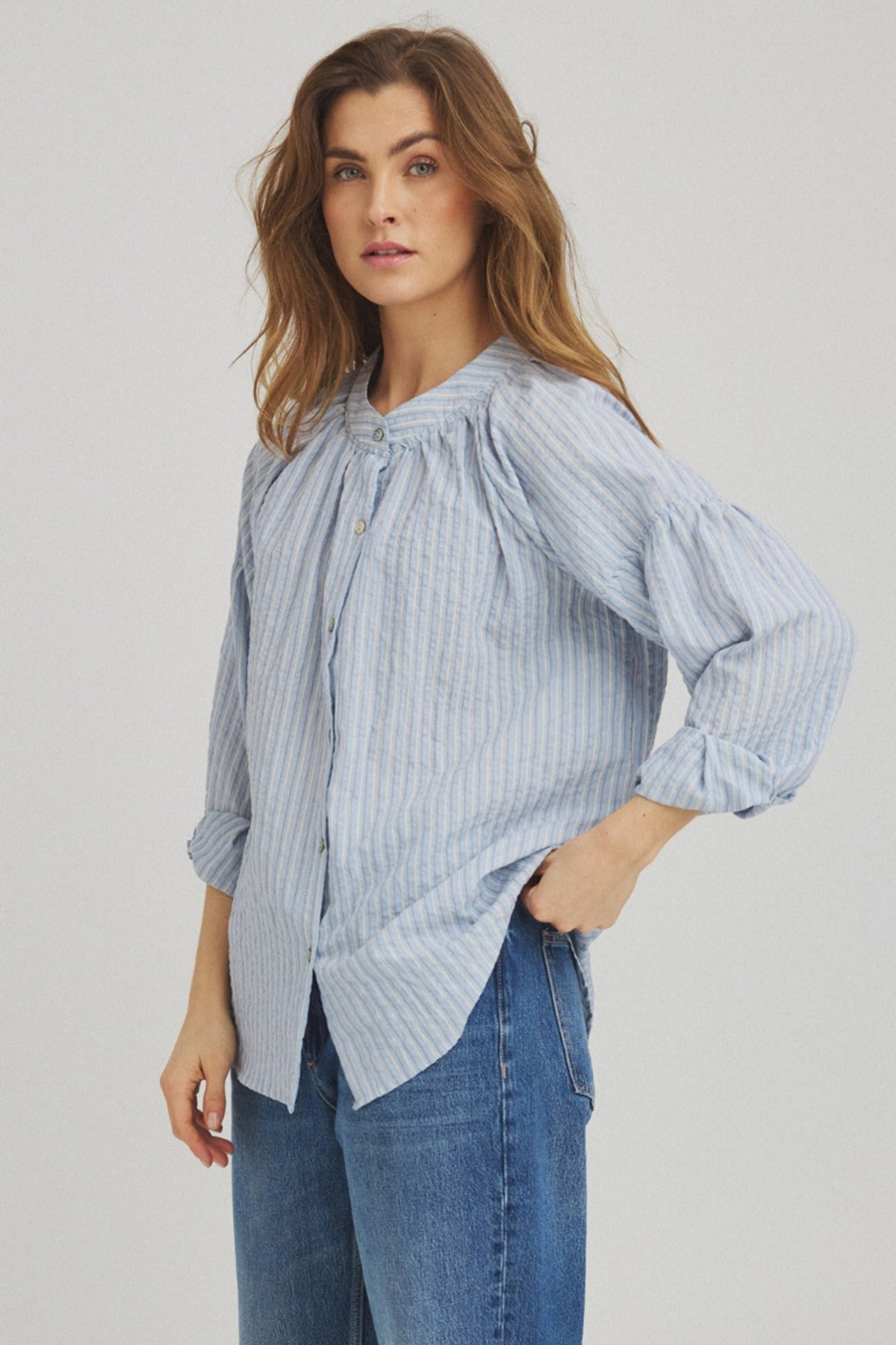 Alise - Stribet løs skjorte med kinakrave