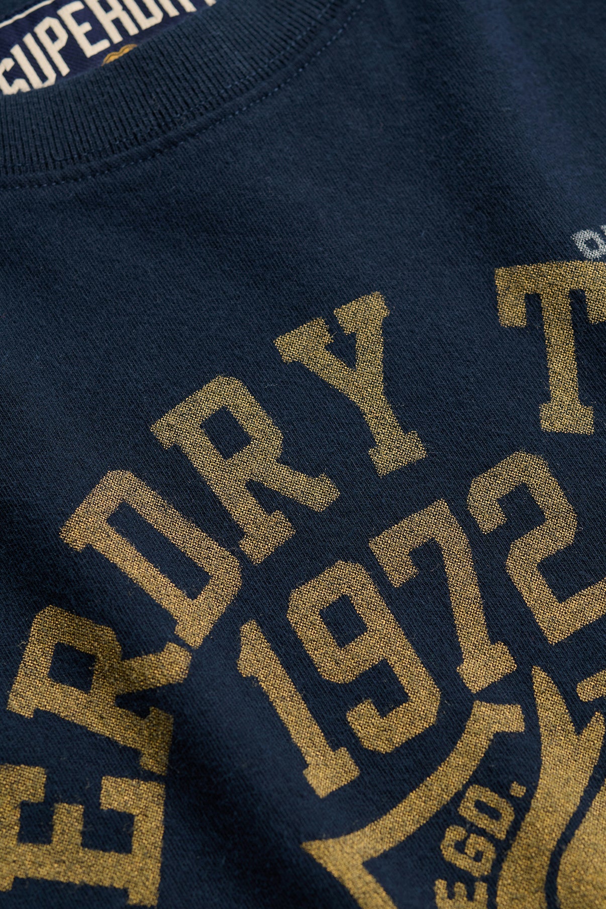 Mørkeblå t-shirt i relaxed fit med gult vintageprint og rund hals.