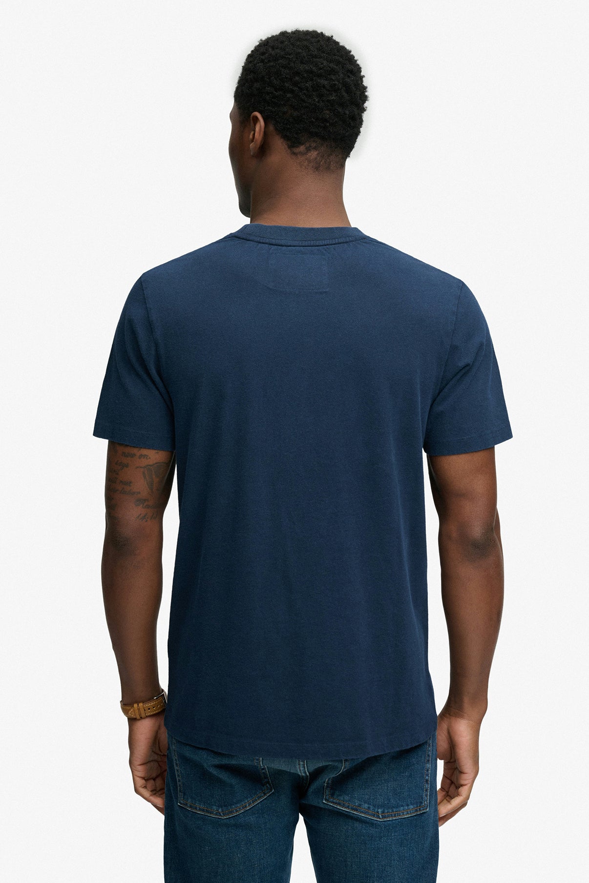 Mørkeblå t-shirt i relaxed fit med rund hals set bagfra.