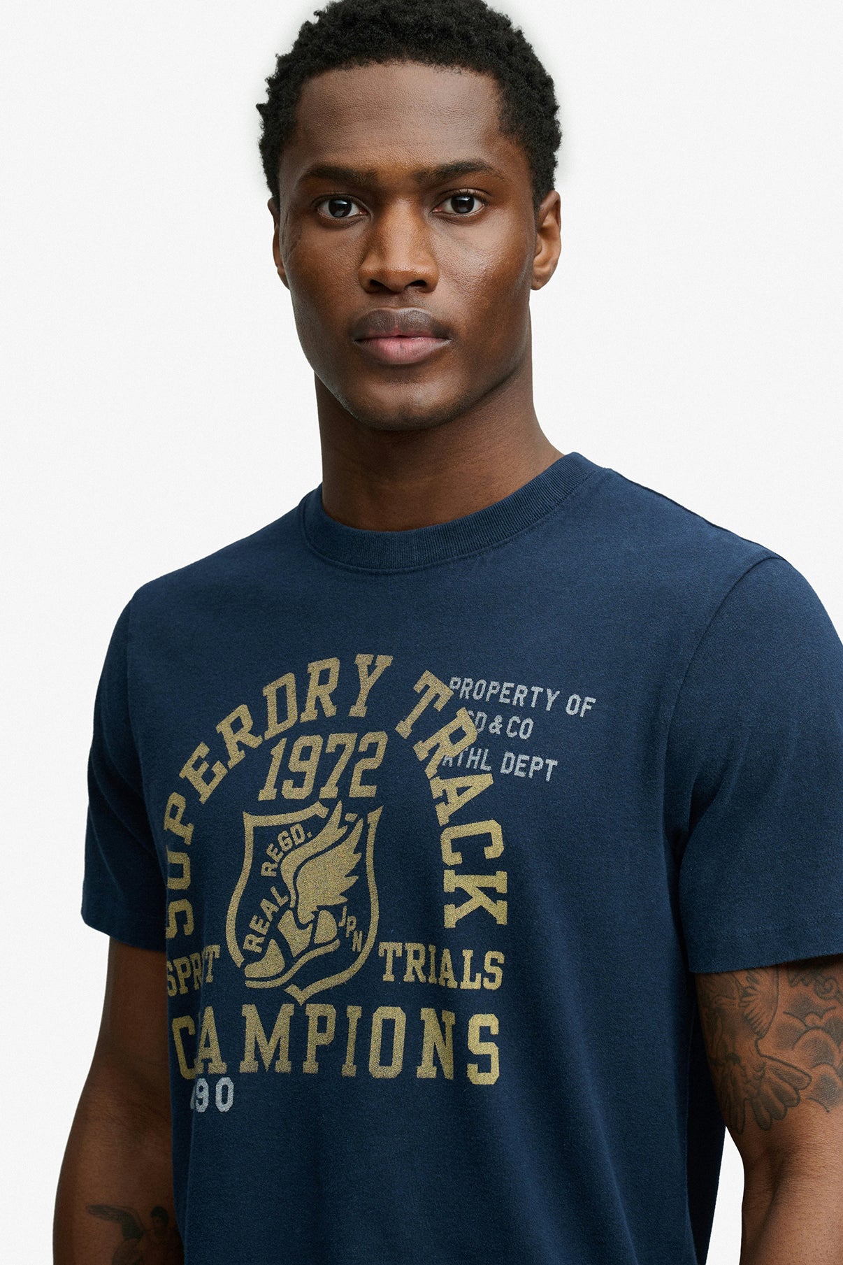 Mørkeblå T-shirt i relaxed fit med vintage-inspireret beige tekstprint foran.