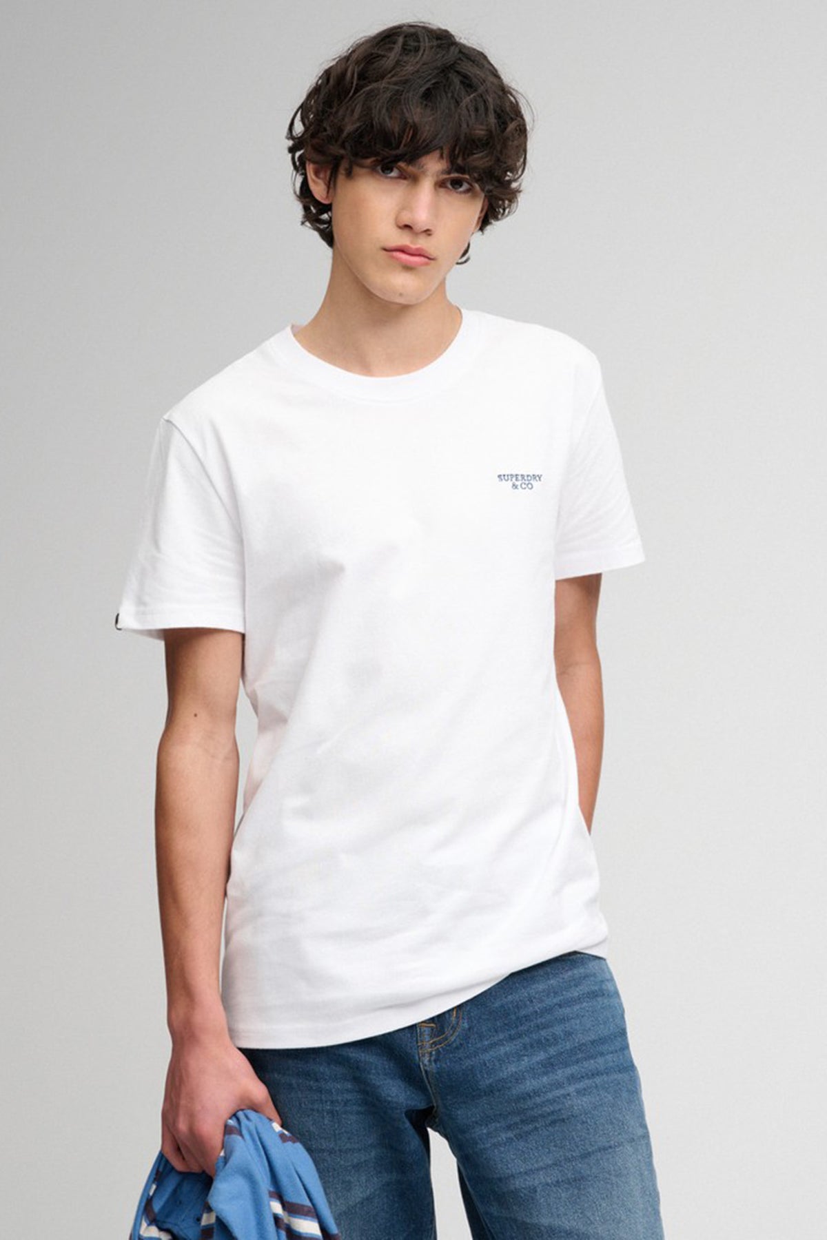 ESSENTIAL STACKED LOGO - Kortærmet basis t-shirt med broderet logo