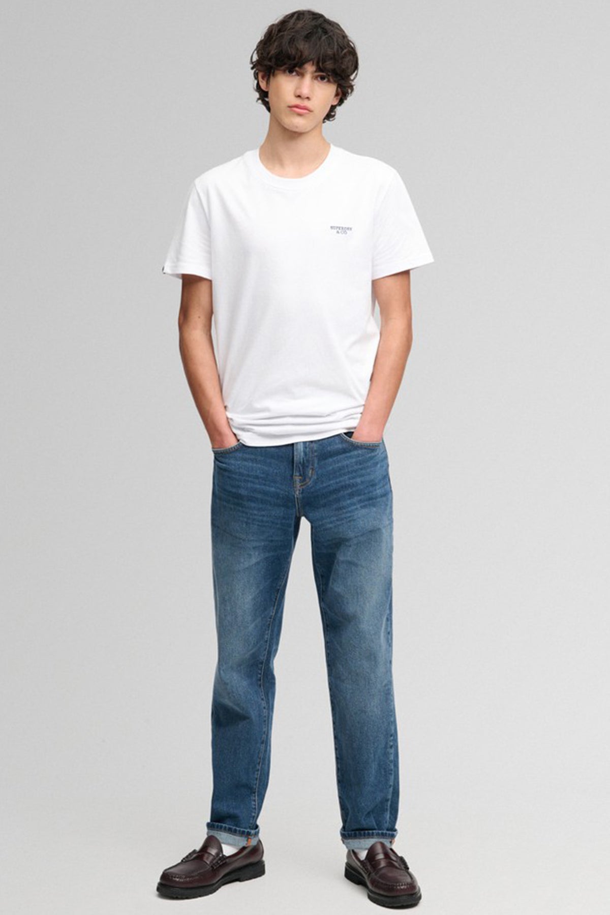 ESSENTIAL STACKED LOGO - Kortærmet basis t-shirt med broderet logo