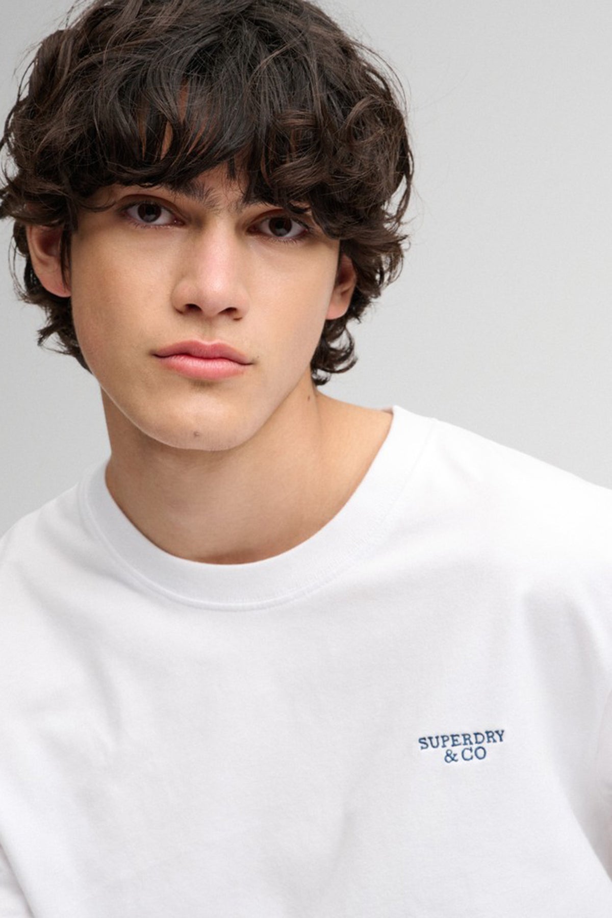 ESSENTIAL STACKED LOGO - Kortærmet basis t-shirt med broderet logo