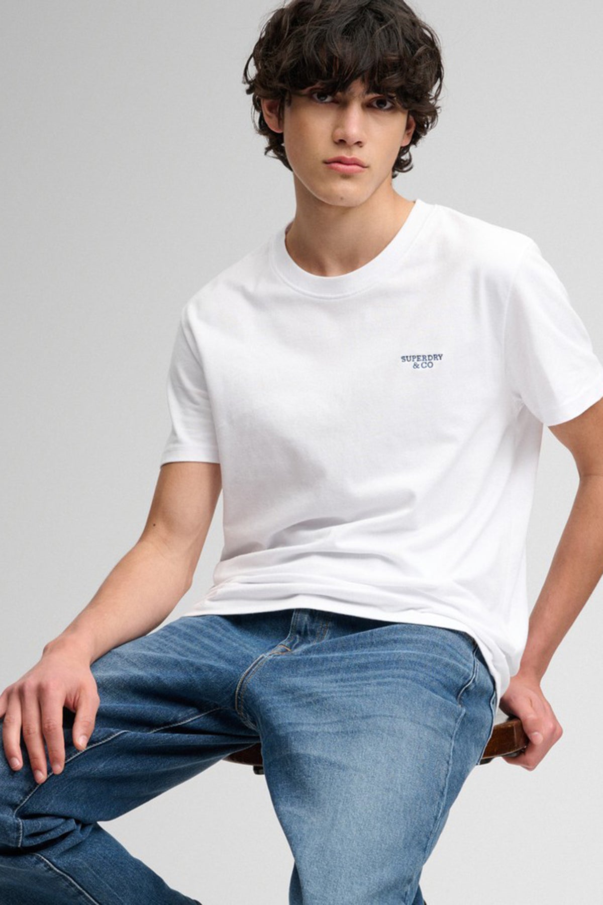 ESSENTIAL STACKED LOGO - Kortærmet basis t-shirt med broderet logo